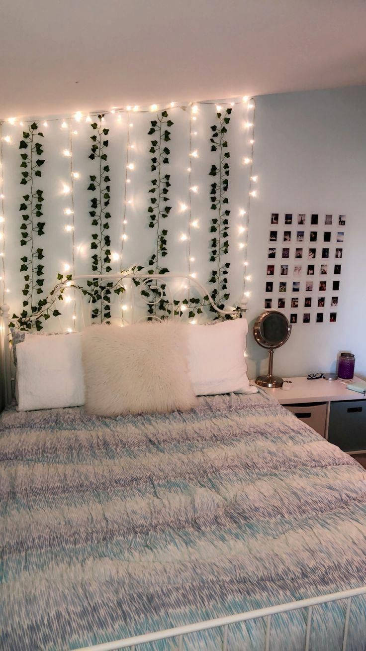 En seng med et strikket tæppe Wallpaper