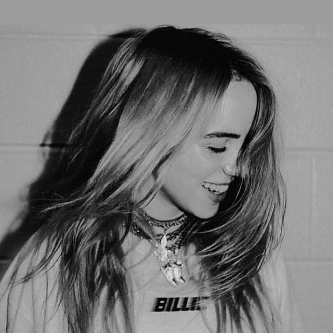 Aesthetic Billie Eilish Smiling Black And White Wallpaper