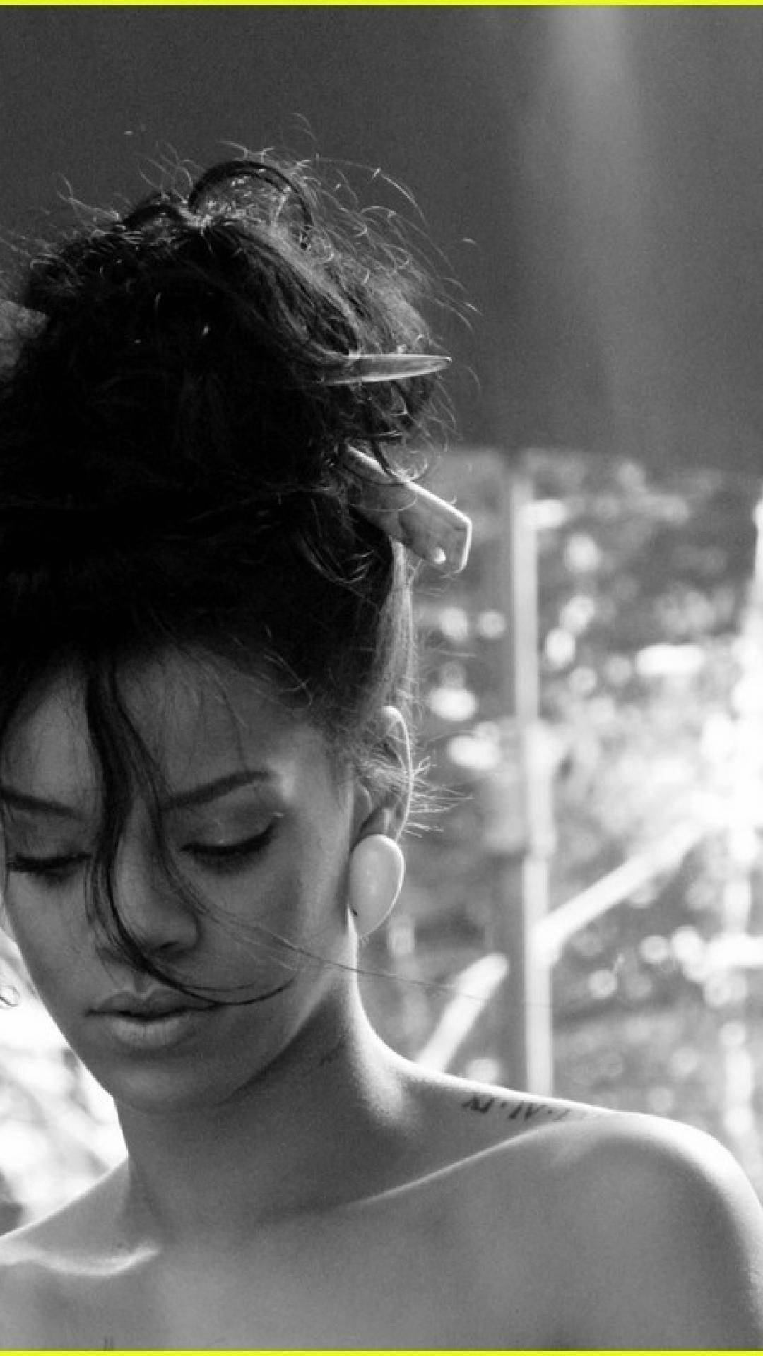 Aesthetic Black And White Rihanna Background