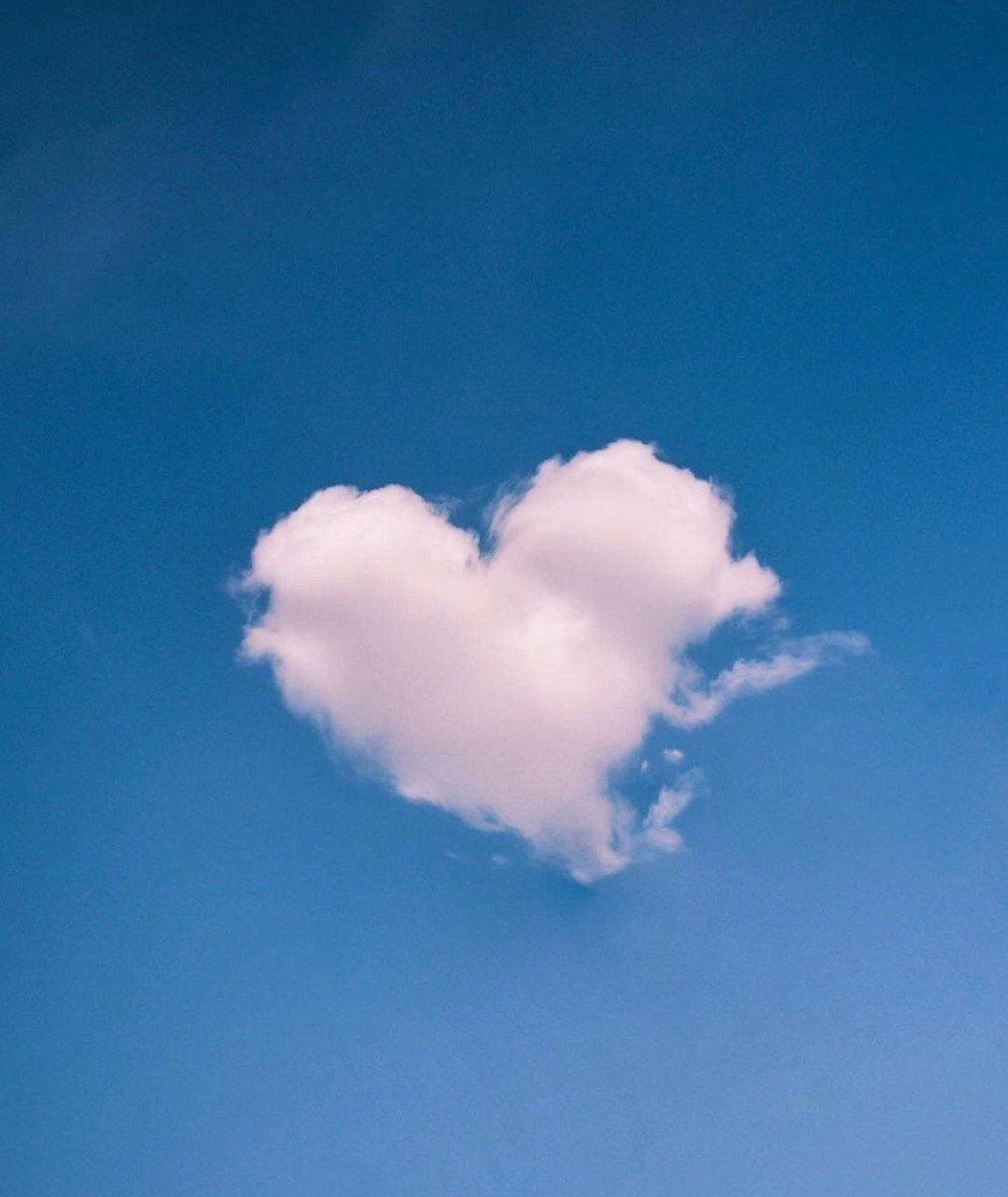 Fondode Pantalla Estético Del Cielo Azul Con Un Corazón En Forma De Nube. Fondo de pantalla