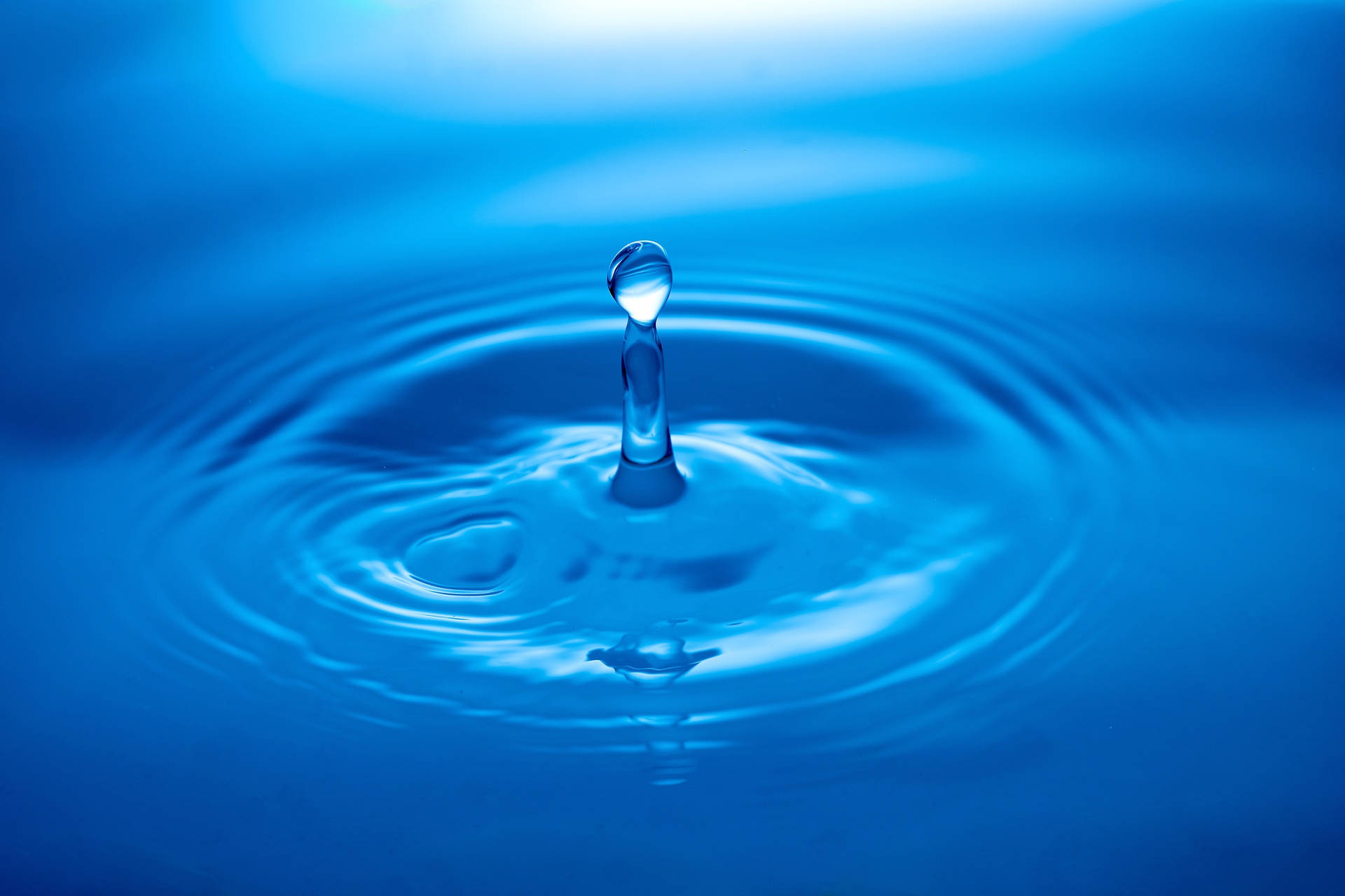 Aesthetic Blue Water Droplet Wallpaper