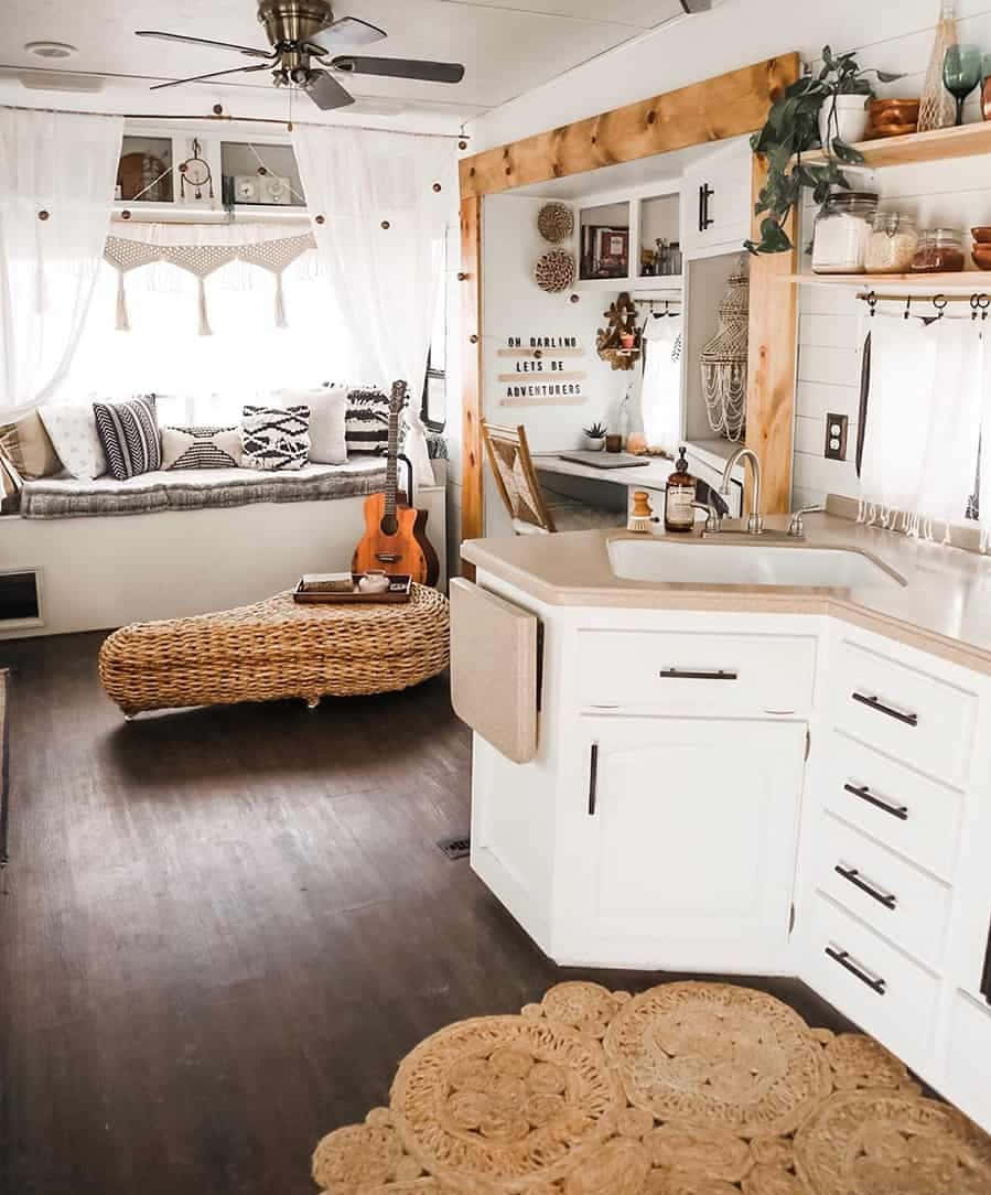 Eineweiße Küche Mit Einem Teppich Und Einem Deckenventilator