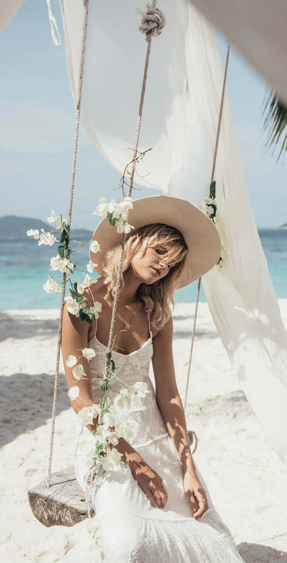 Unamujer Con Vestido Blanco Sentada En Un Columpio En La Playa
