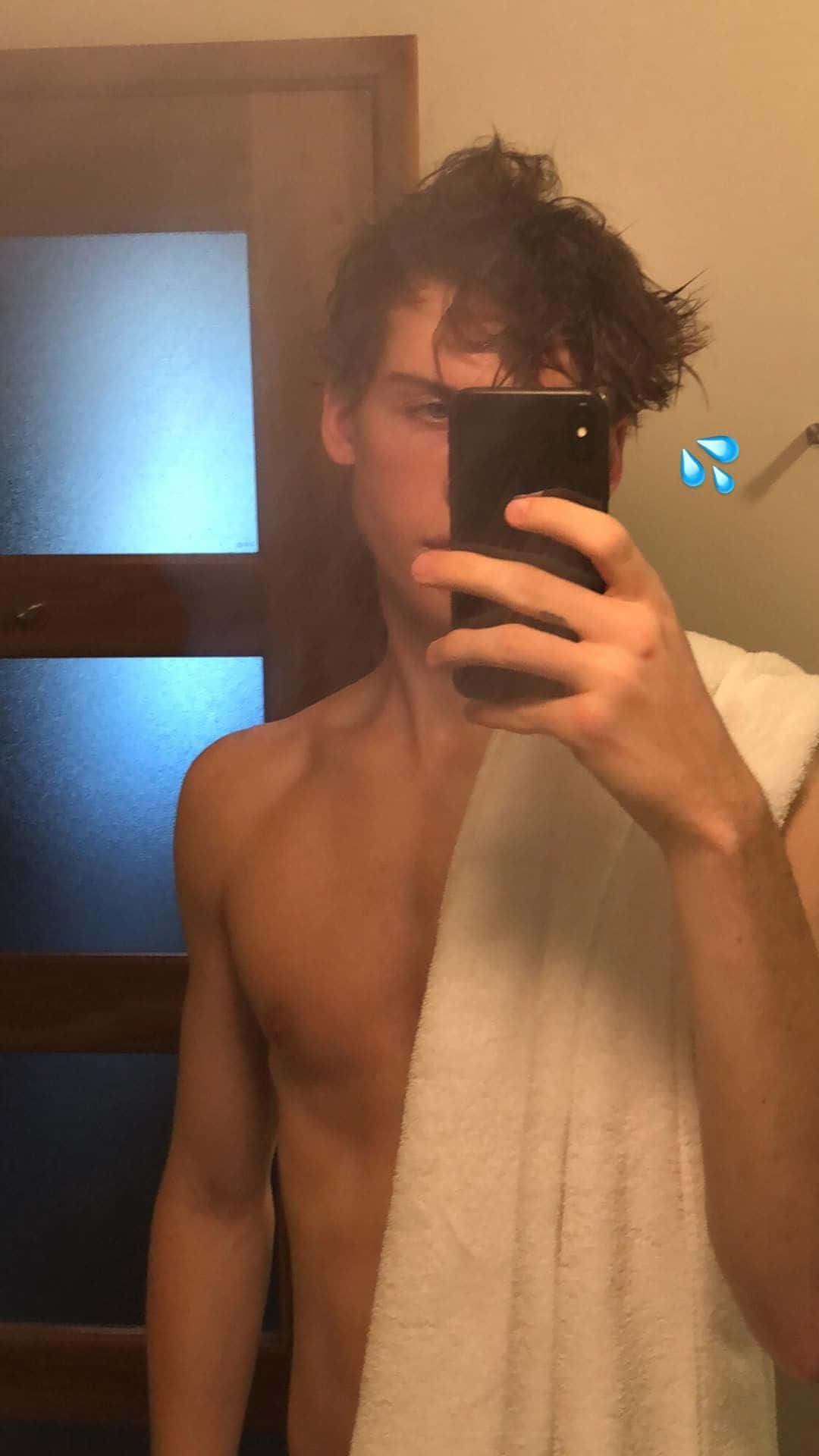 Unhombre Sin Camisa Tomándose Una Selfie En Un Baño