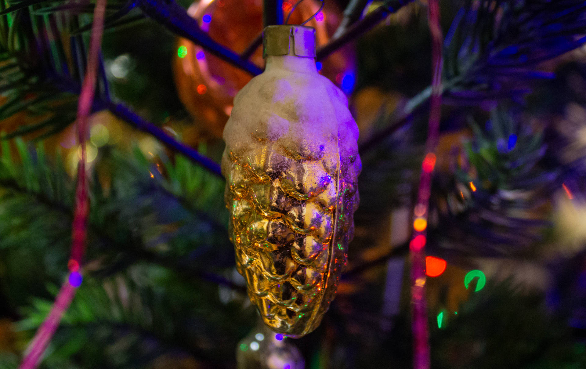 Aesthetic Christmas Gold Pine Cone Wallpaper
