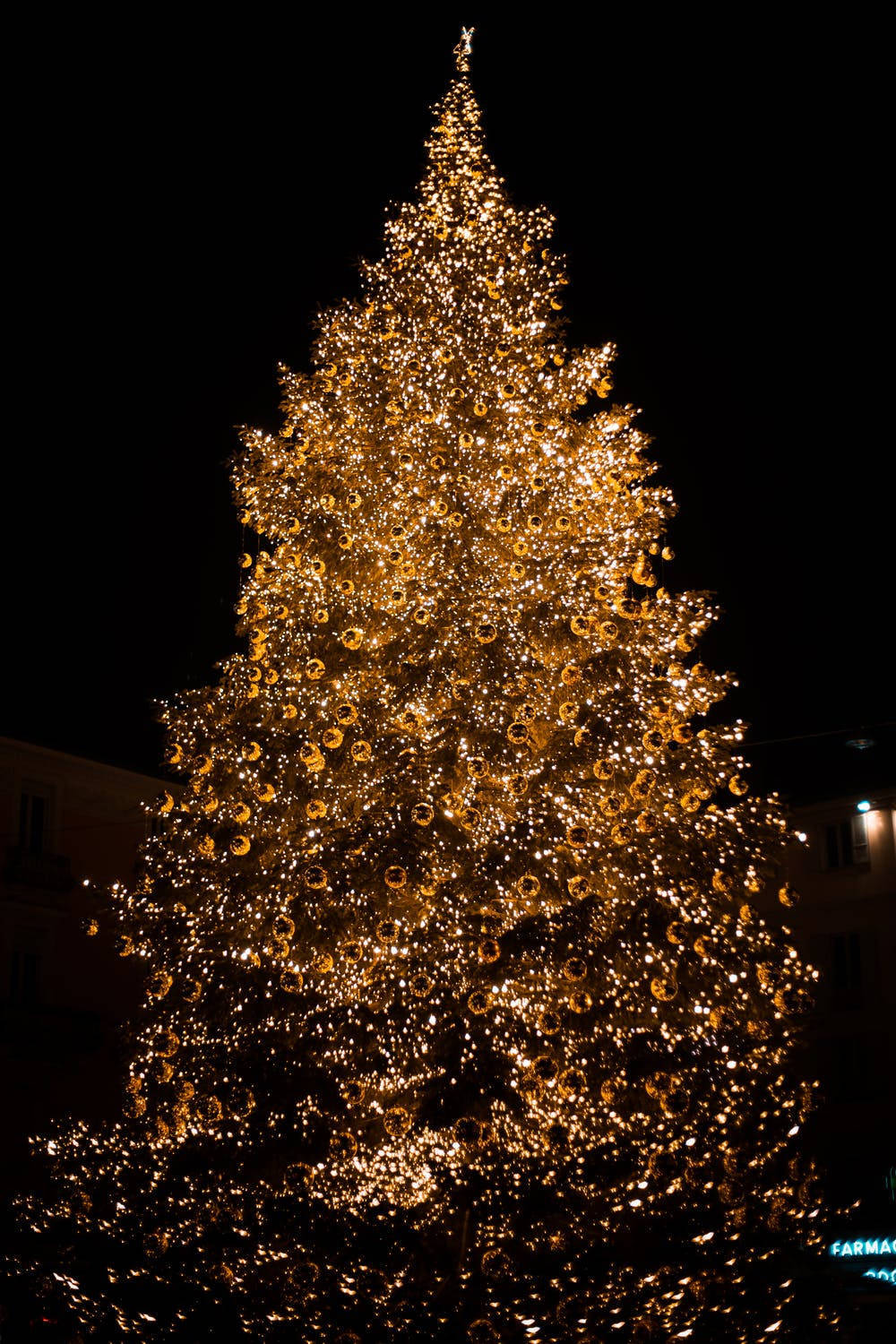 Aesthetic Christmas Iphone Wtih Gold Tree Wallpaper