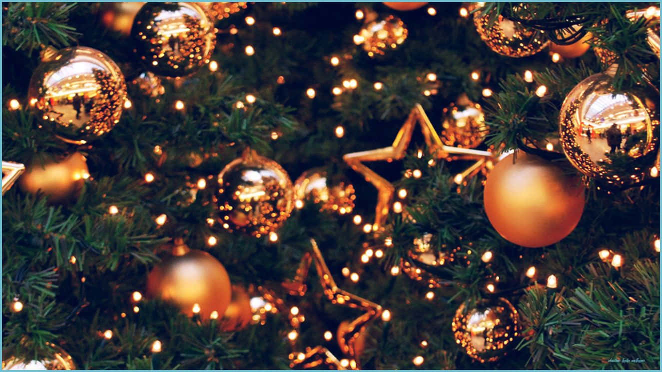 Weihnachtsbaummit Goldenen Ornamenten Und Sternen Wallpaper