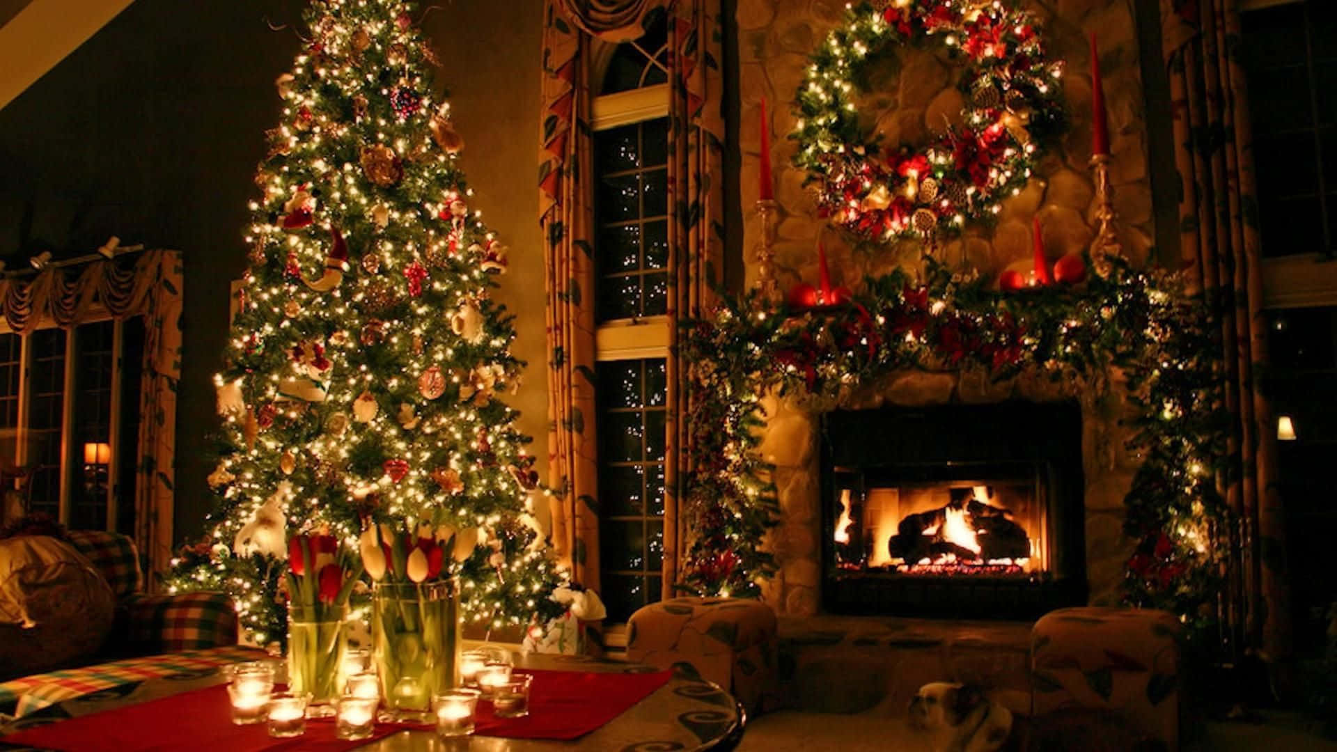 Juletræ i stuen med stearinlys og en pejs. Wallpaper