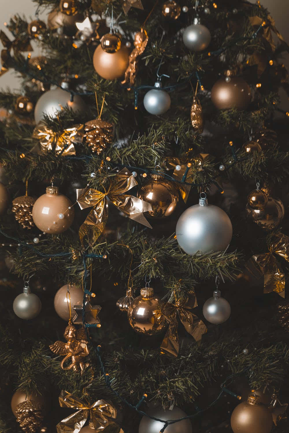 Unhermoso Árbol De Navidad Estético Iluminado Para Celebrar Las Fiestas. Fondo de pantalla