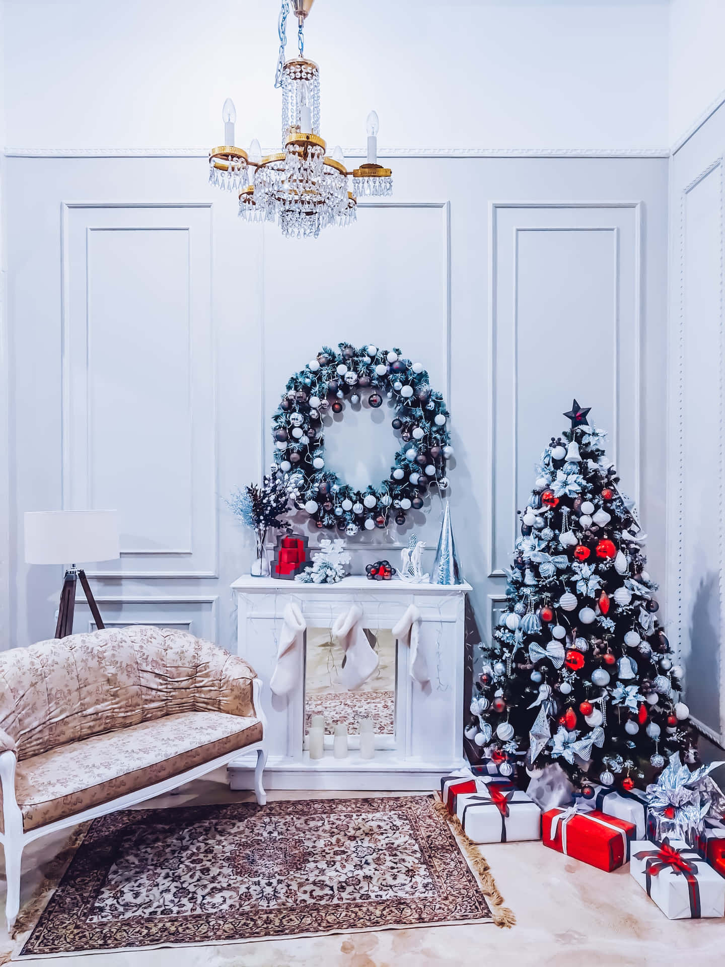 En festlig æstetisk juletræ med gaver ved foden. Wallpaper