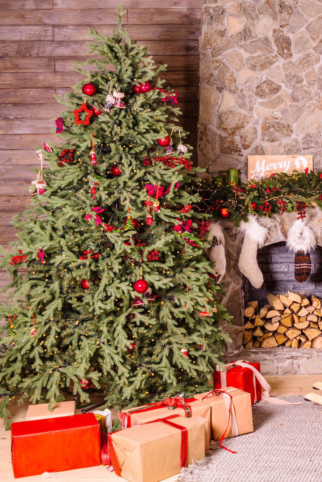 Æstetisk juletræ pyntet med gnistrende pyntegenstande og elegante accenter. Wallpaper