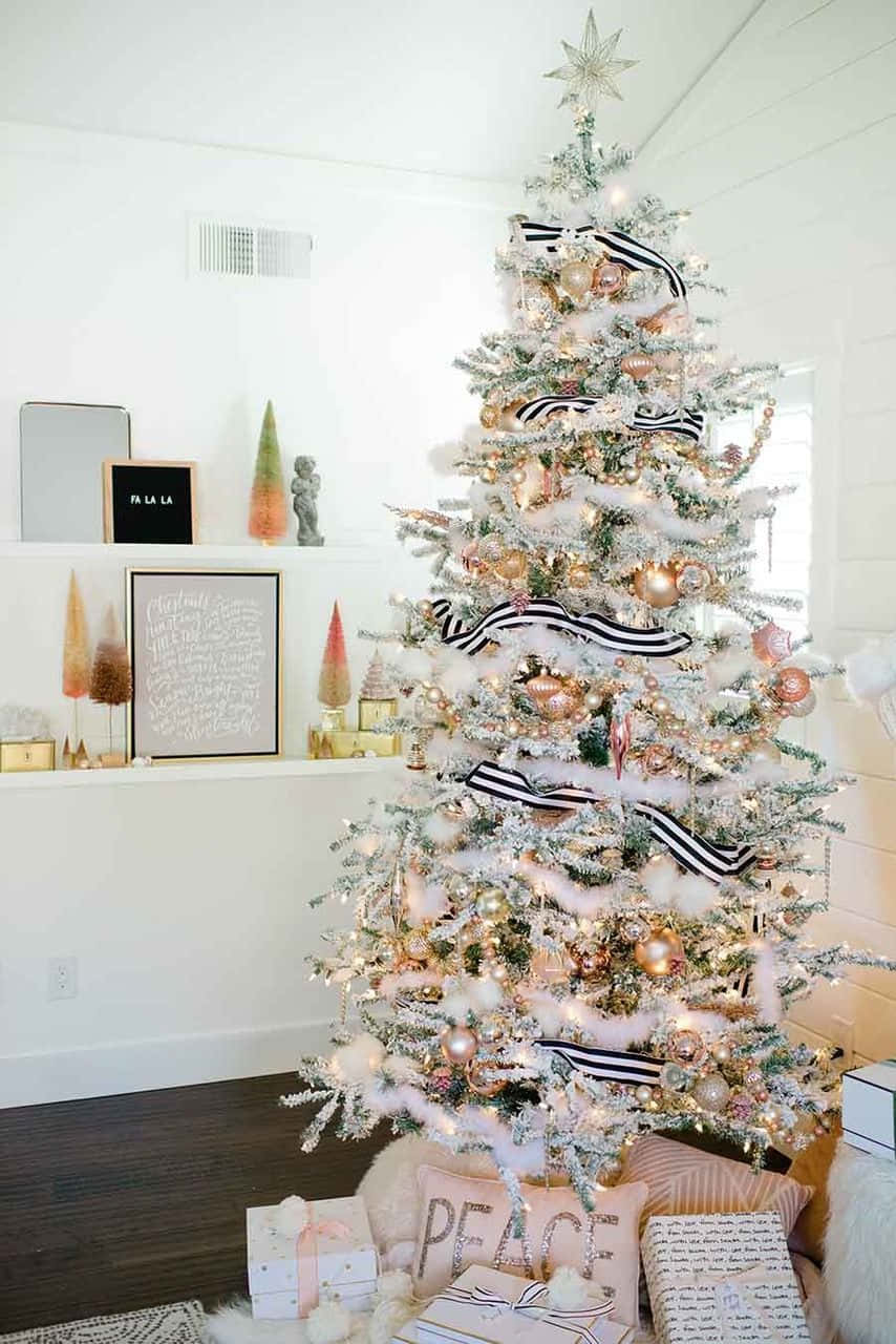 En smuk og æstetisk juletræ i et hyggeligt stue. Wallpaper