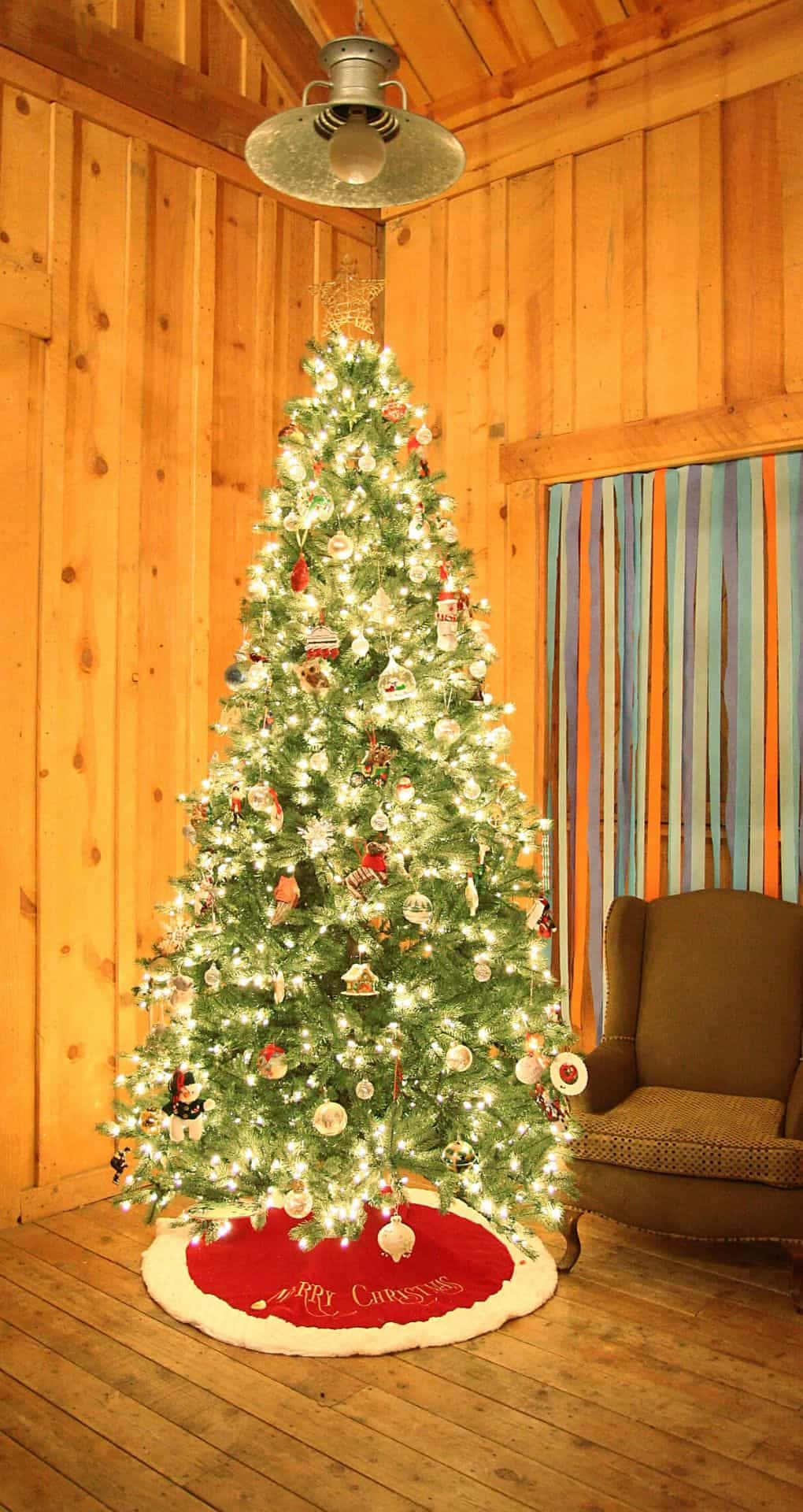 En rolig juletræ udsmykker et værelse, skaber et hyggeligt og fredeligt miljø. Wallpaper