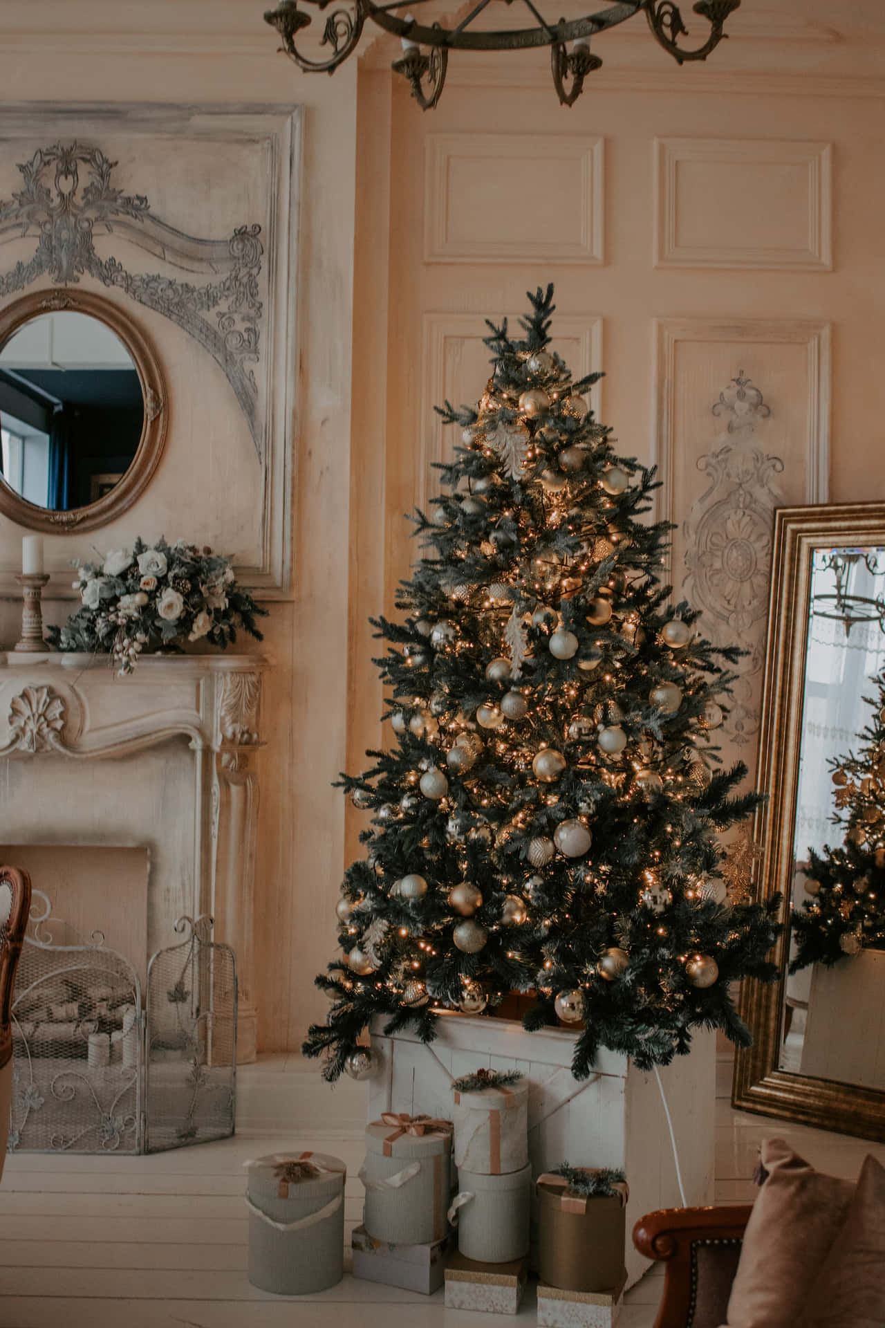 En smuk æstetisk julentræ pyntet med hvide pyntegenstande, fyldt med festlig glæde. Wallpaper