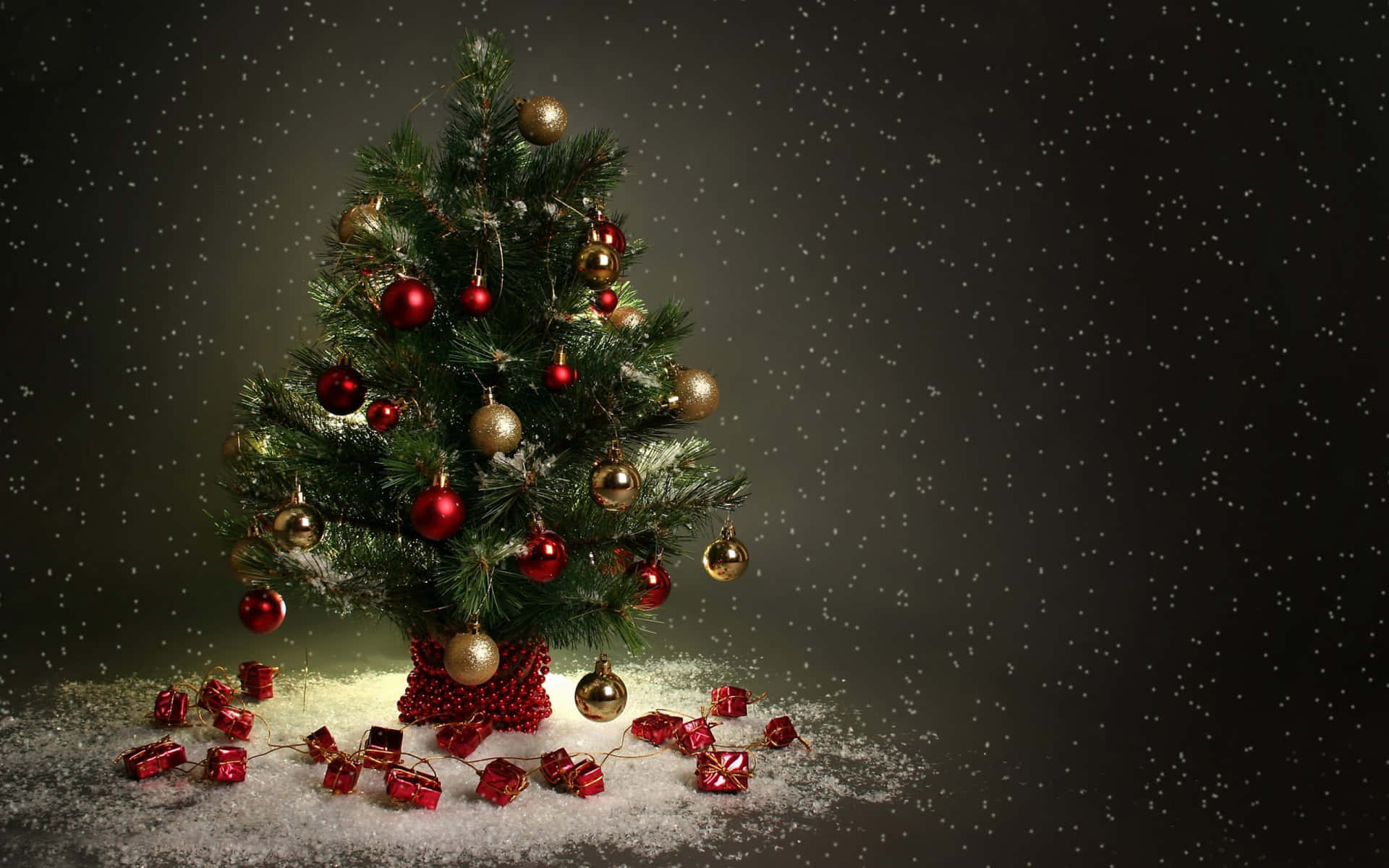 En lys og farverig juletræ dekorerer et hyggeligt rum. Wallpaper