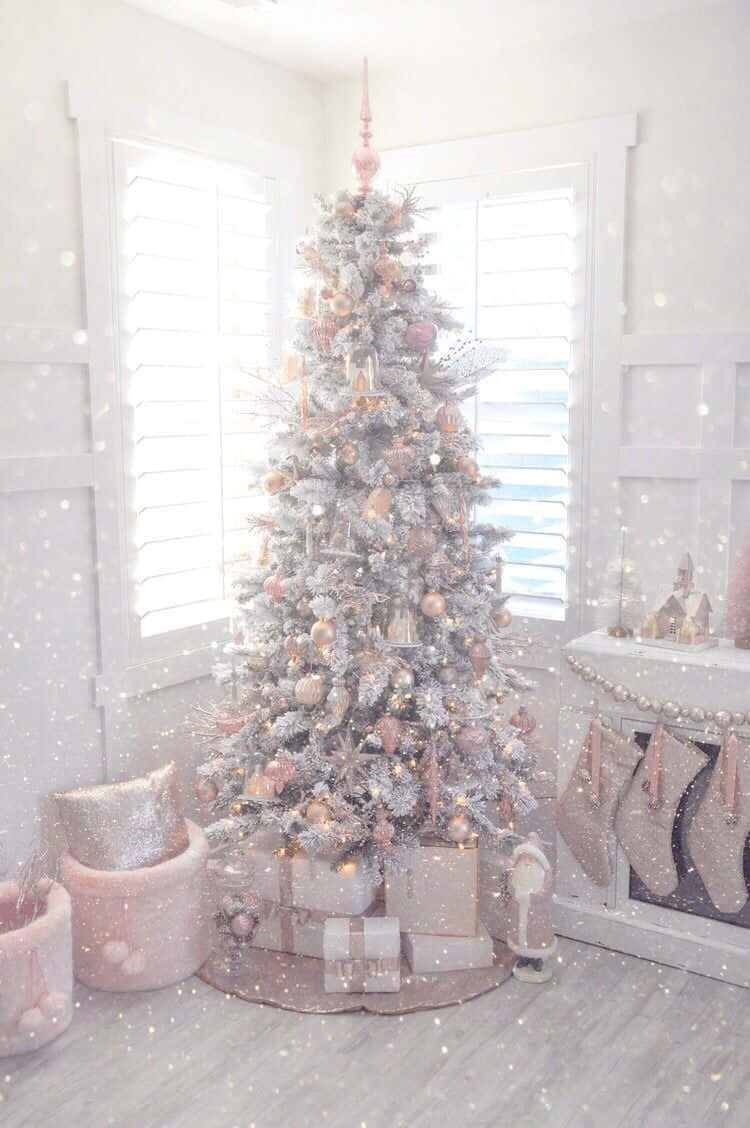 Einweißer Und Pinker Weihnachtsbaum In Einem Raum Wallpaper