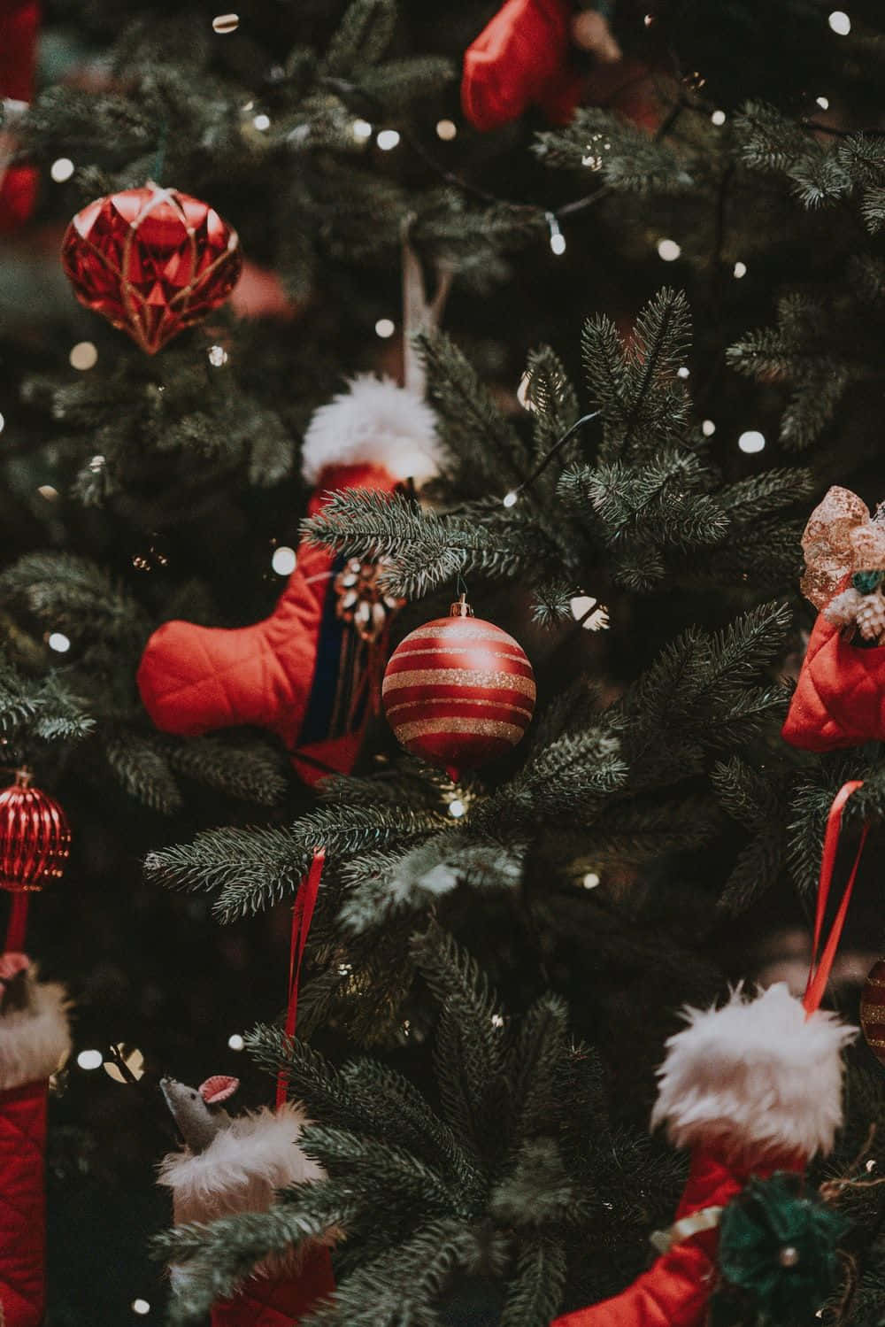 Juletræ med røde strømper og pyntegenstande Wallpaper