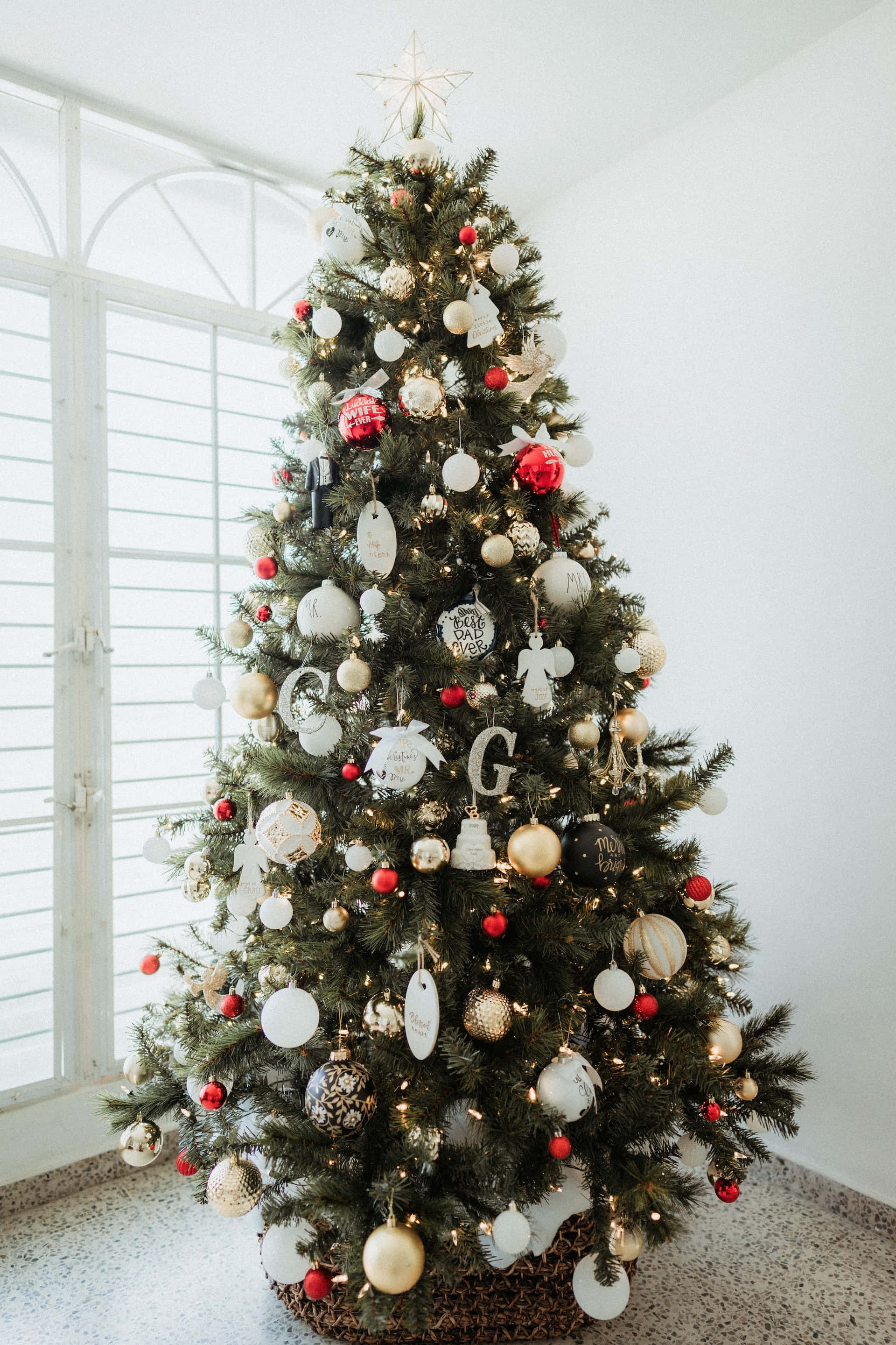 En lys og smuk juletræ for at lysne dine ferier Wallpaper