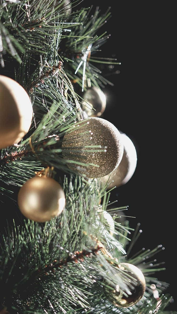 Et unikt juletræ med æstetiske ornamenter og neon lys. Wallpaper