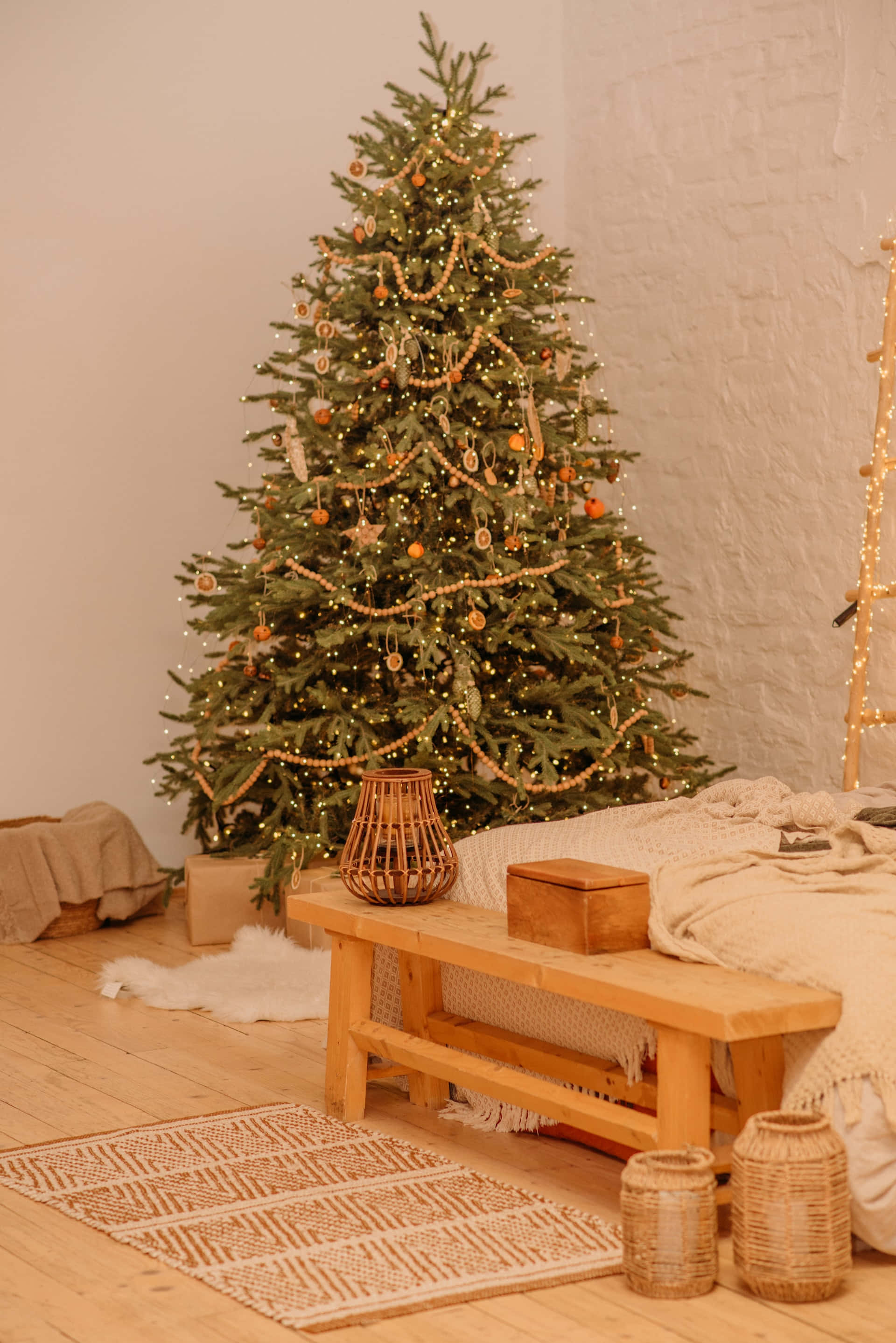 En juletræ i et værelse med en seng og en stige Wallpaper