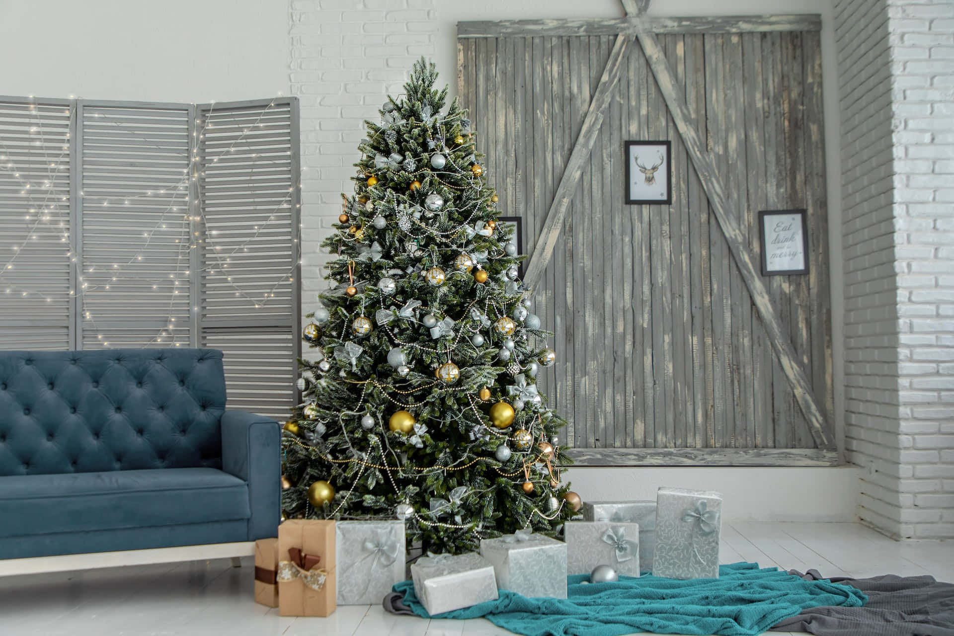 En blå sofa og et jule træ foran en træ væg Wallpaper
