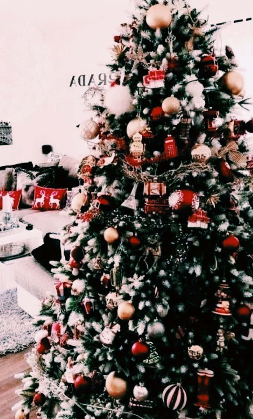 Unelegante Árbol De Navidad Que Irradia La Esencia De Las Fiestas. Fondo de pantalla