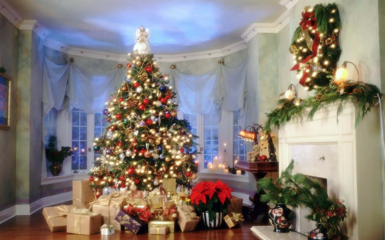 En juletræ i et stue med gaver Wallpaper