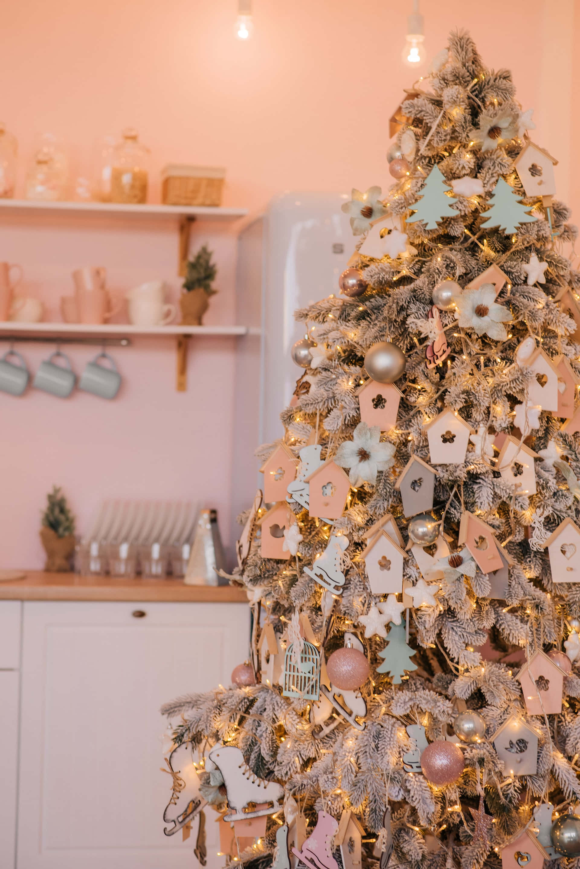 Et smukt æstetisk juletræ med snemotiver. Wallpaper