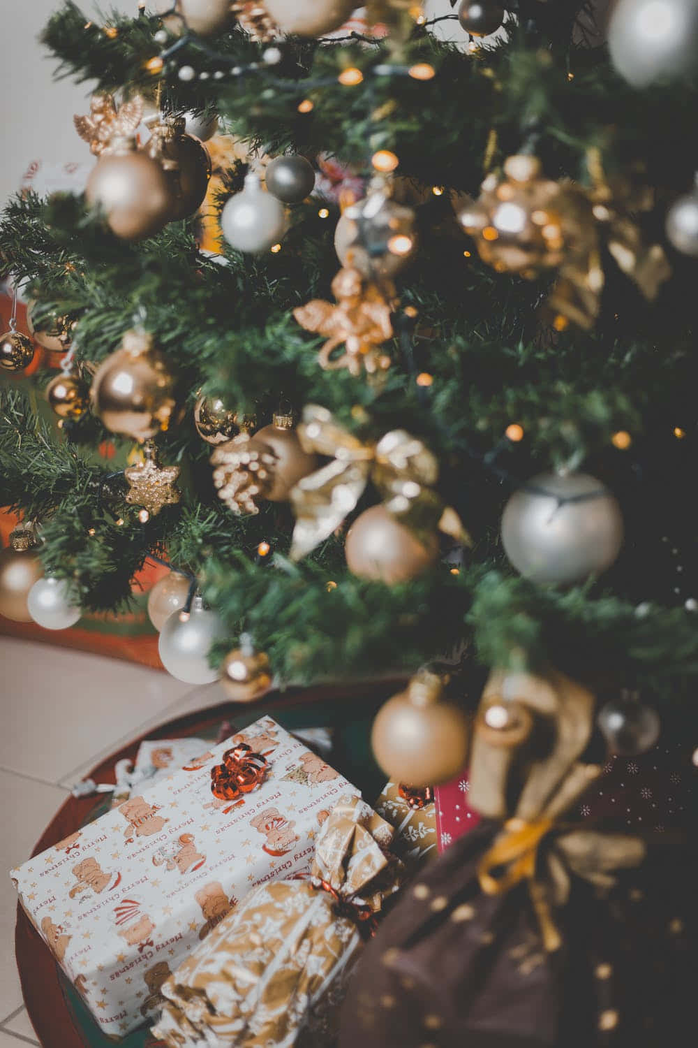 Jul træ med gaver under det Wallpaper
