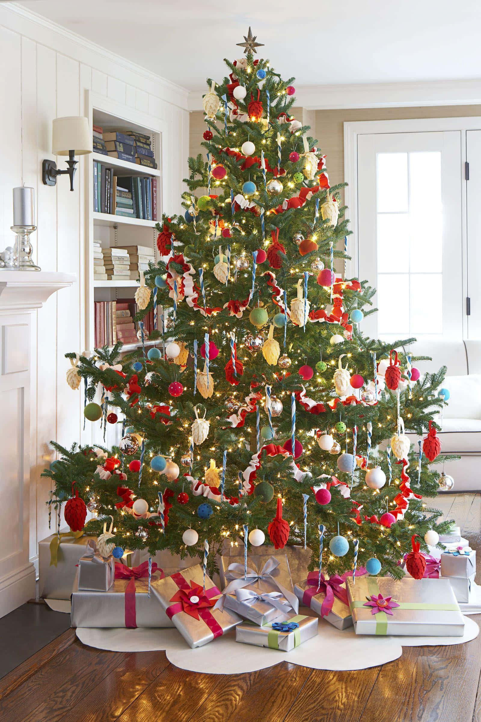 Nyd skønheden af en festlig, evergreen æstetisk juletræ. Wallpaper