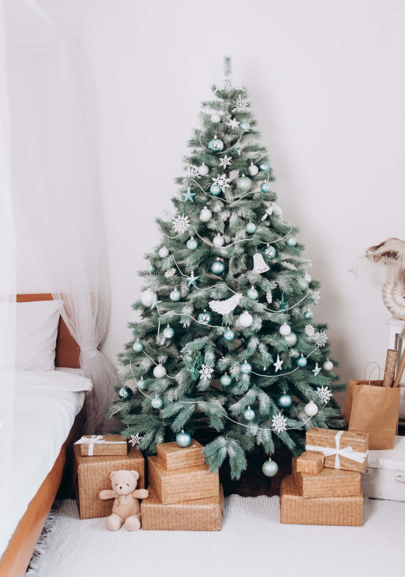 En æstetisk juletræ belyst til juleaften Wallpaper