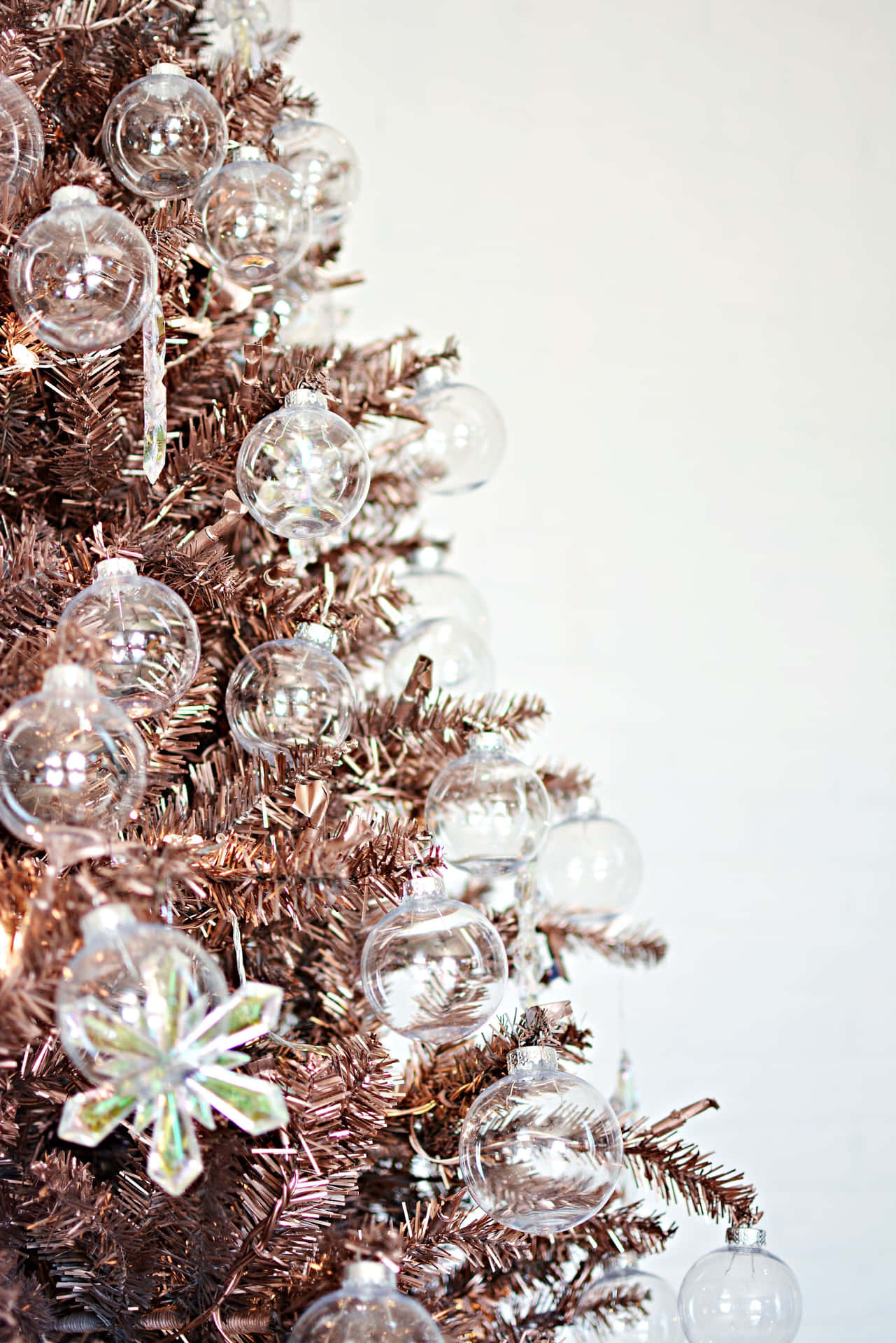 Unhermoso Árbol De Navidad Cubierto De Nieve, De Estética Encantadora, Destacándose En Un Paisaje Invernal. Fondo de pantalla