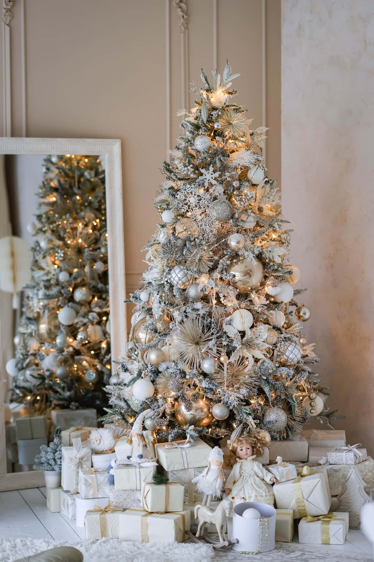 Et glitrende, æstetisk juletræ lyser op i rummet og får os i julestemning. Wallpaper