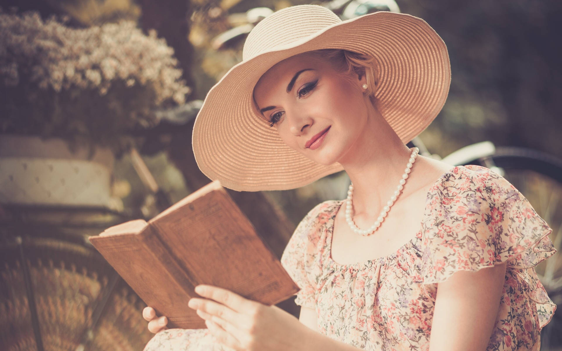 Aesthetic Classy Woman Reading Book Wallpaper