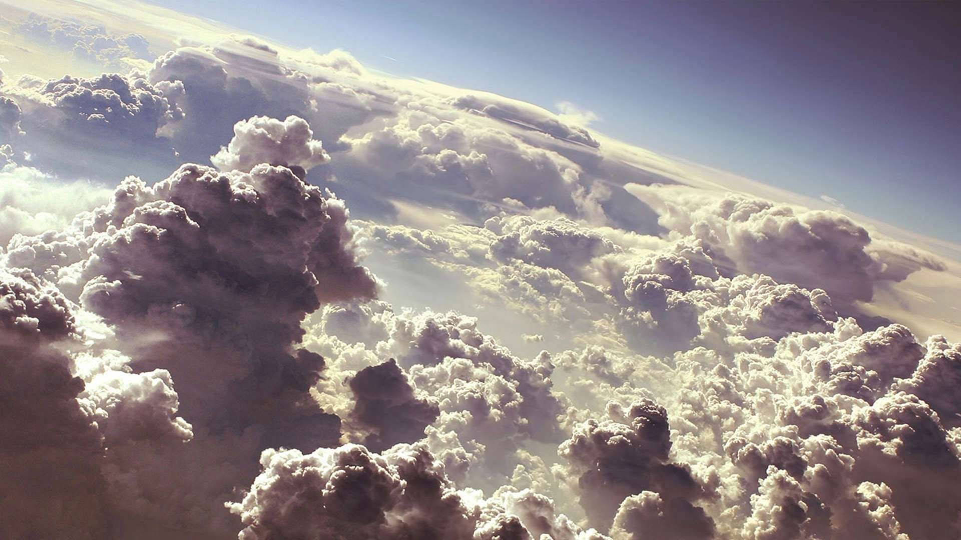 Überdie Ästhetische Wolkenlandschaft Auf Dem Desktop Wallpaper