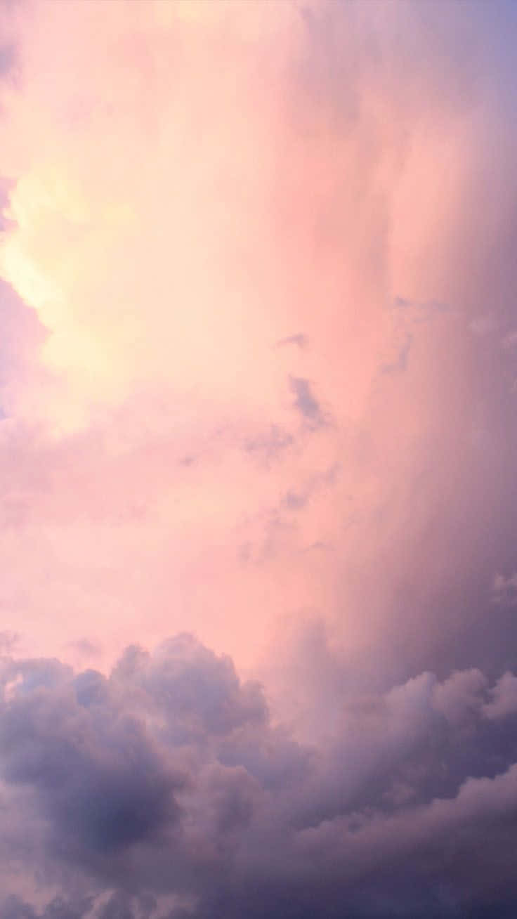 Wunderschönegelbe Ästhetische Wolken Vor Einem Rosa Himmel.
