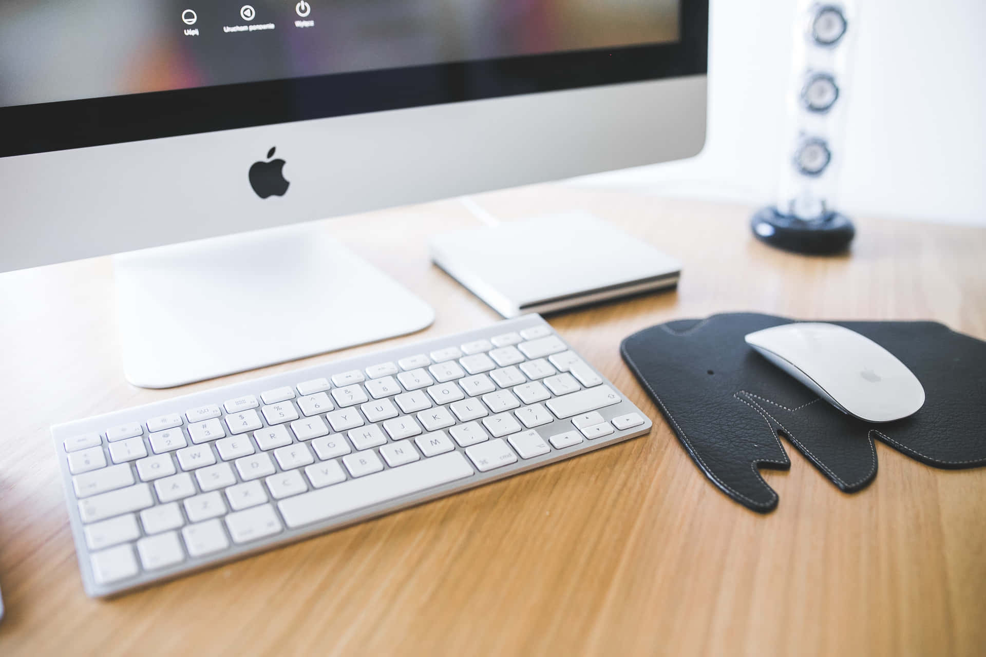 Einecomputermaus Und Eine Tastatur Auf Einem Schreibtisch.