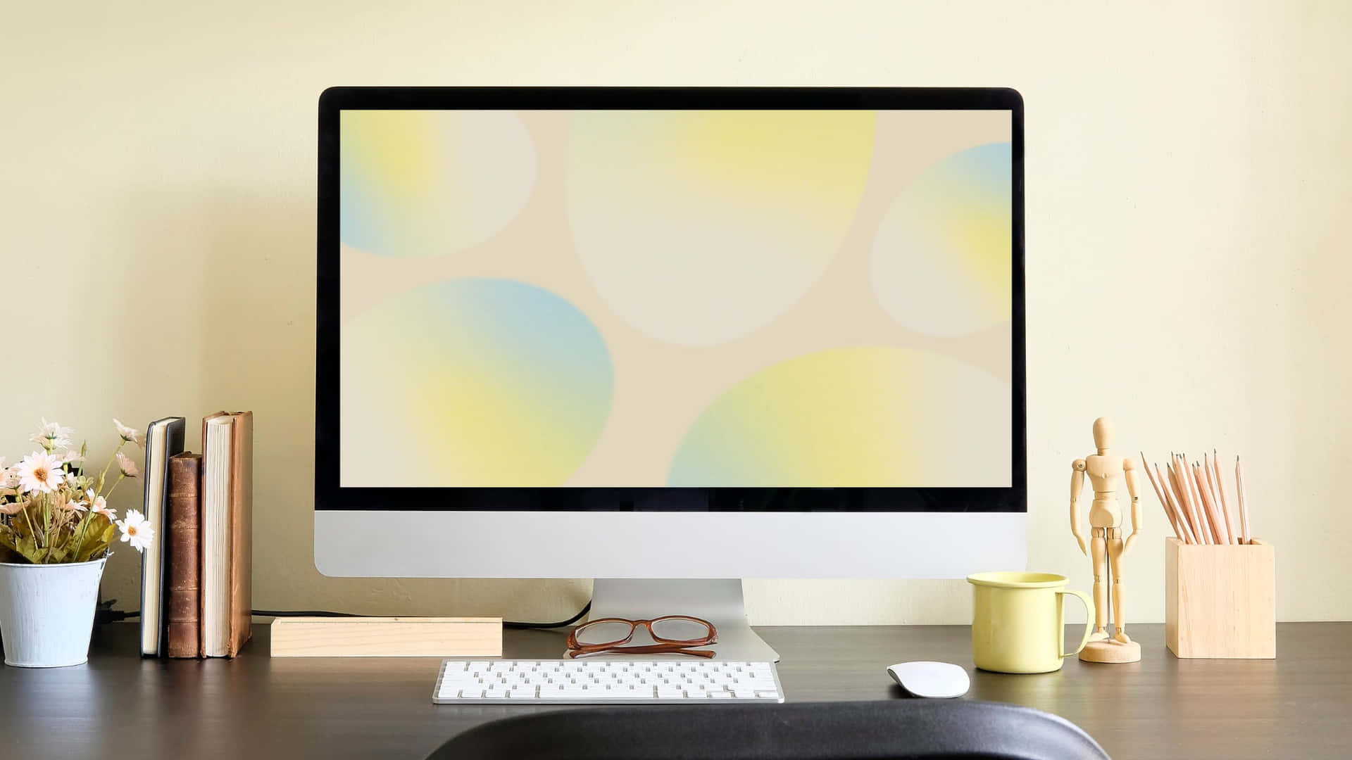 Eincomputerbildschirm Auf Einem Schreibtisch Mit Gelbem Hintergrund.