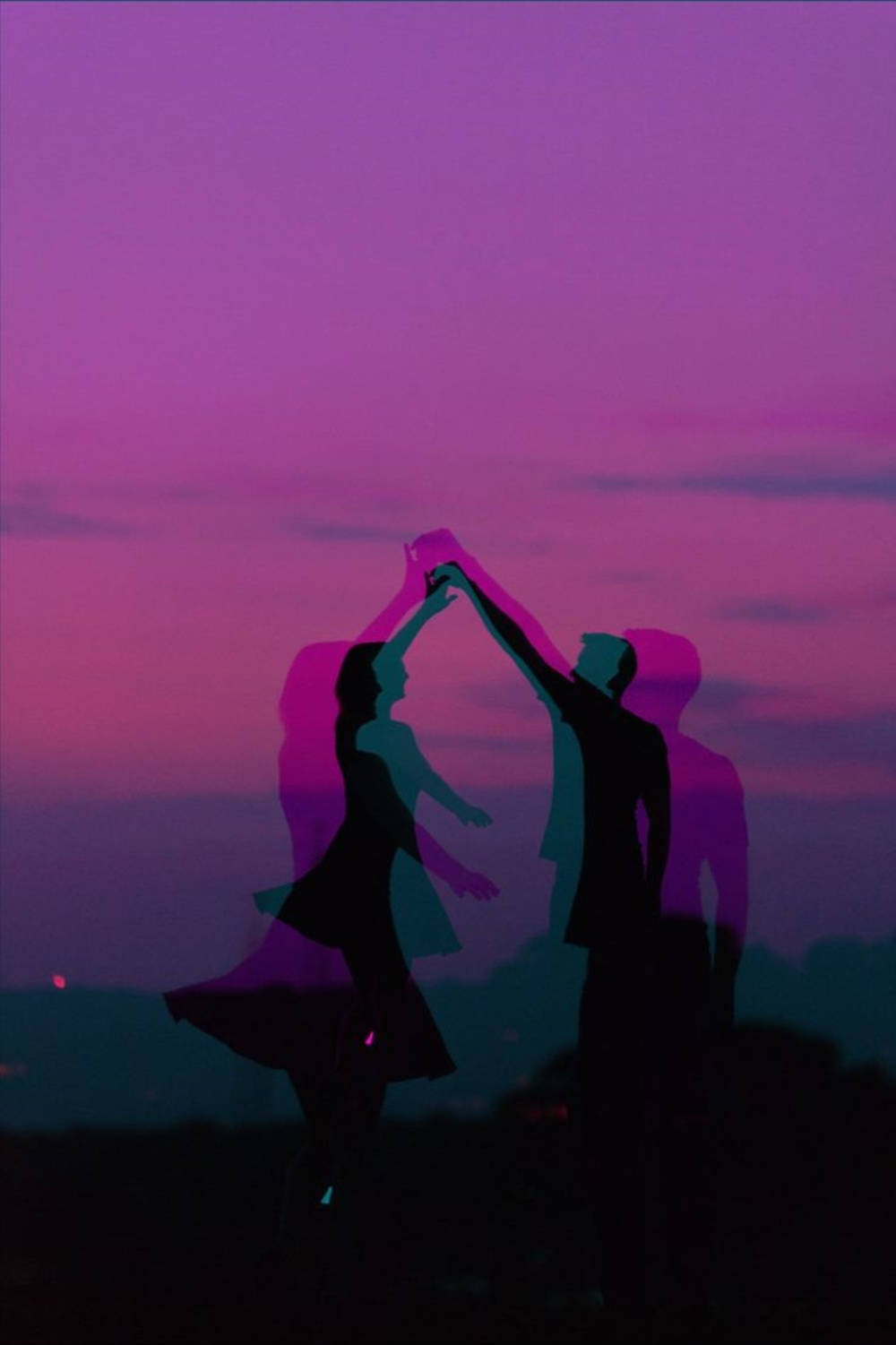 Æstetisk par danse med lilla himmel Wallpaper
