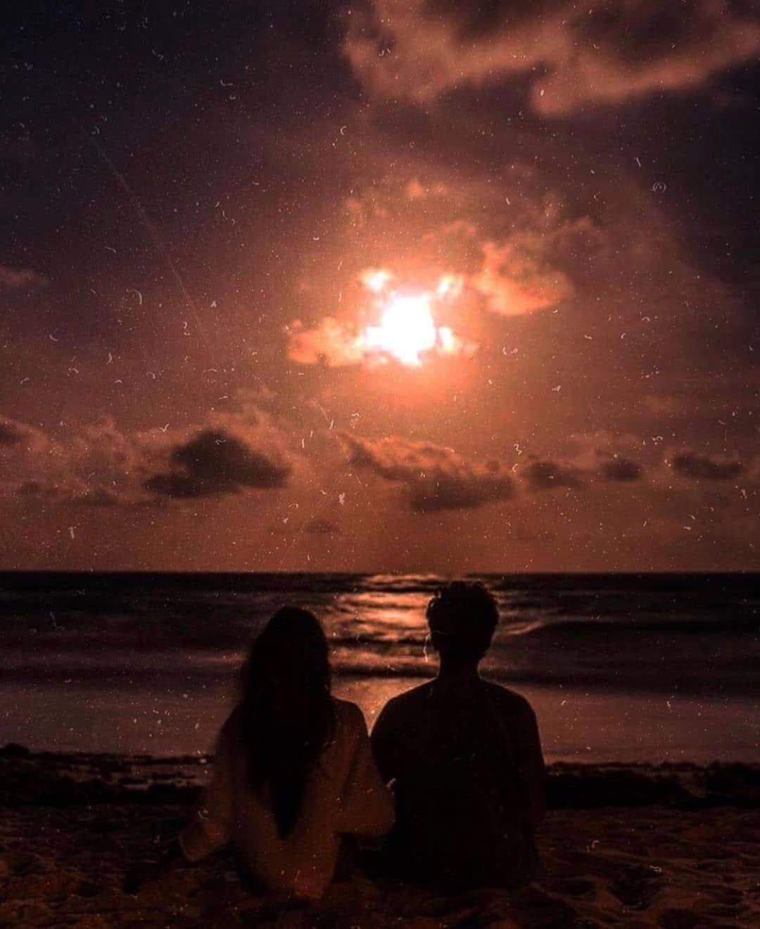 Aesthetic Couple In Beach Sunset Wallpaper