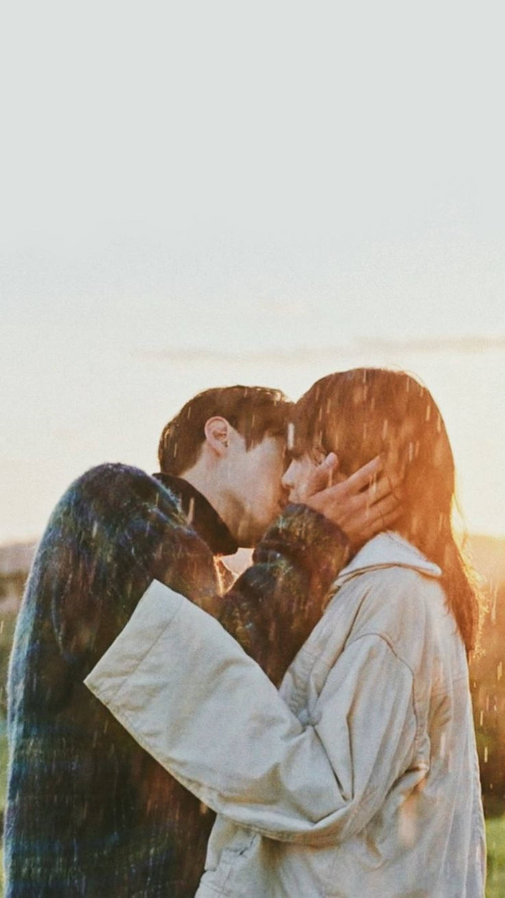 Aesthetic Couple Kissing In Rain Wallpaper