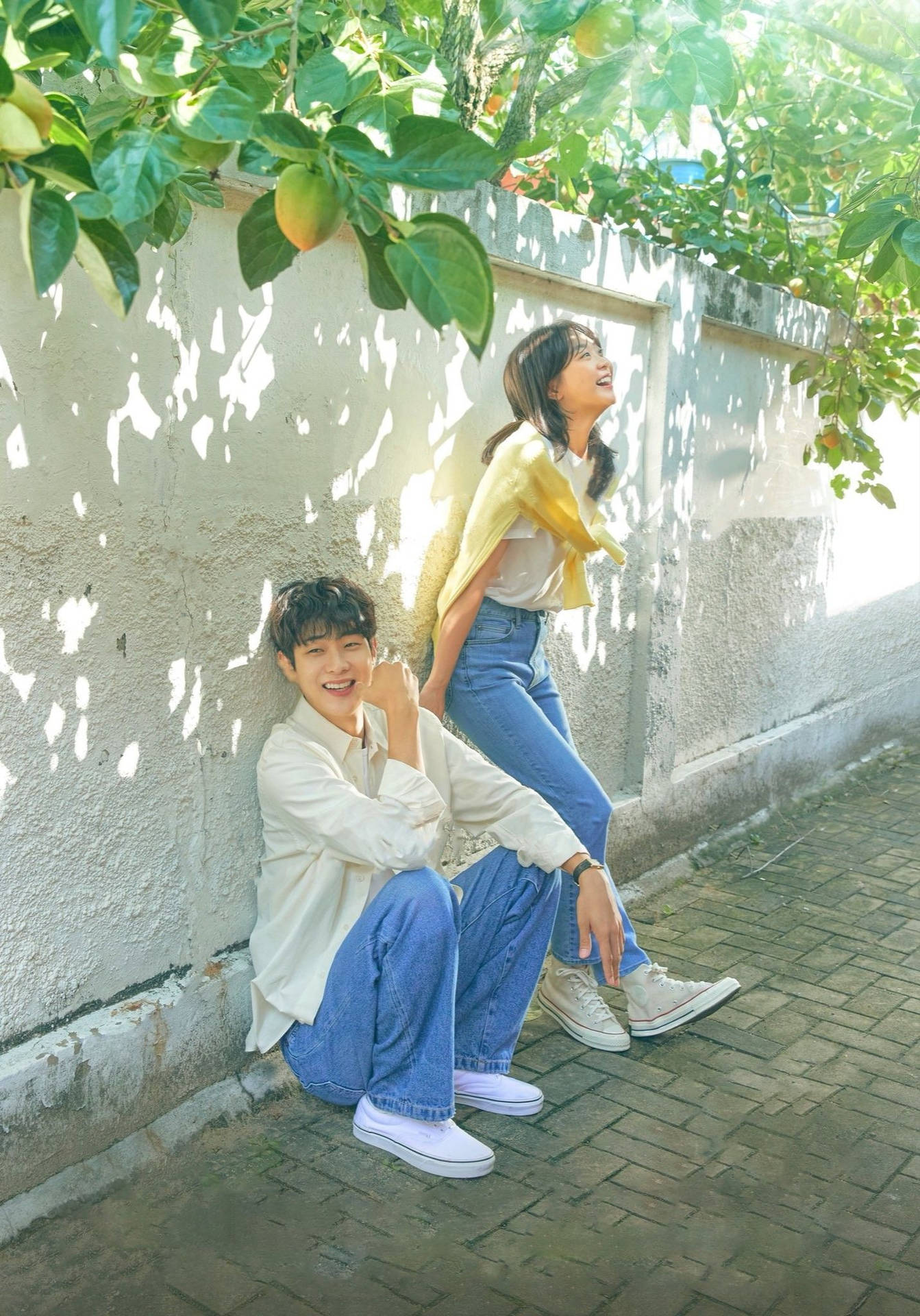 Ästhetischeskoreanisches Paar Auf Der Straße Wallpaper