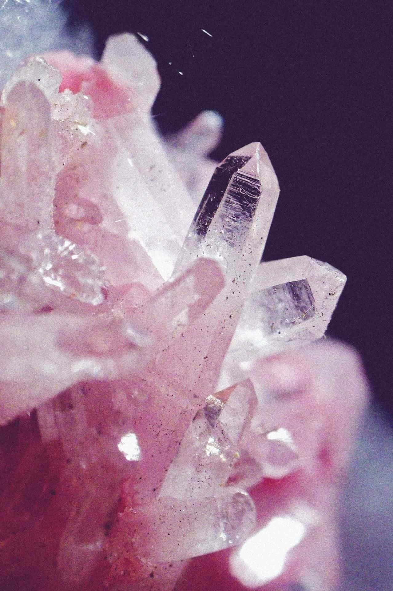 Ästhetischerkristall In Leuchtendem Pink Wallpaper