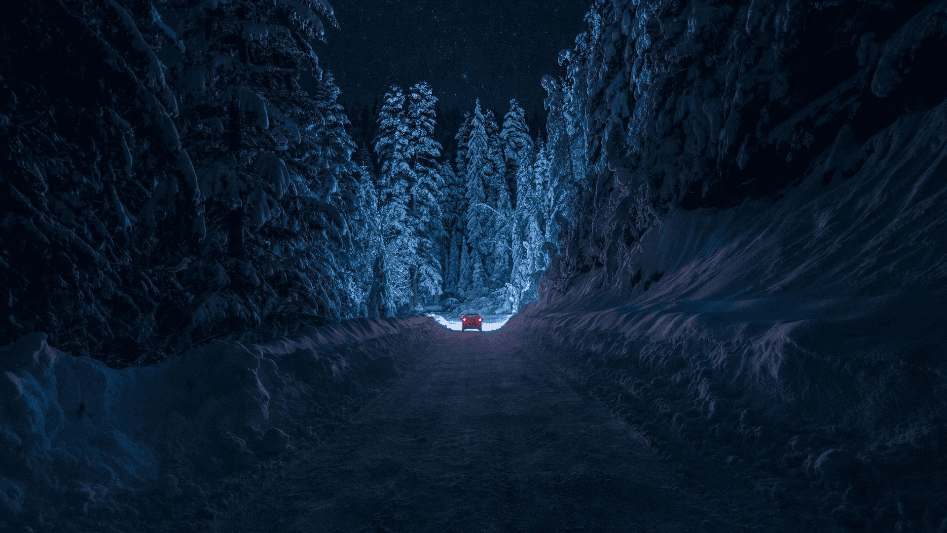 Eineverschneite Straße Mit Einem Blauen Licht In Der Mitte.