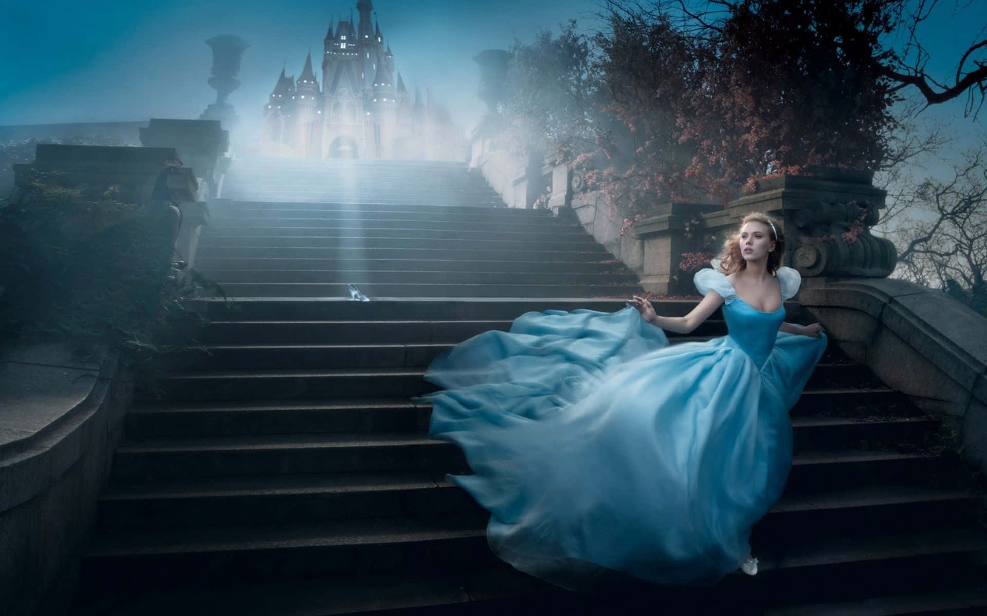 Cinderellaim Blauen Kleid Auf Der Treppe Wallpaper
