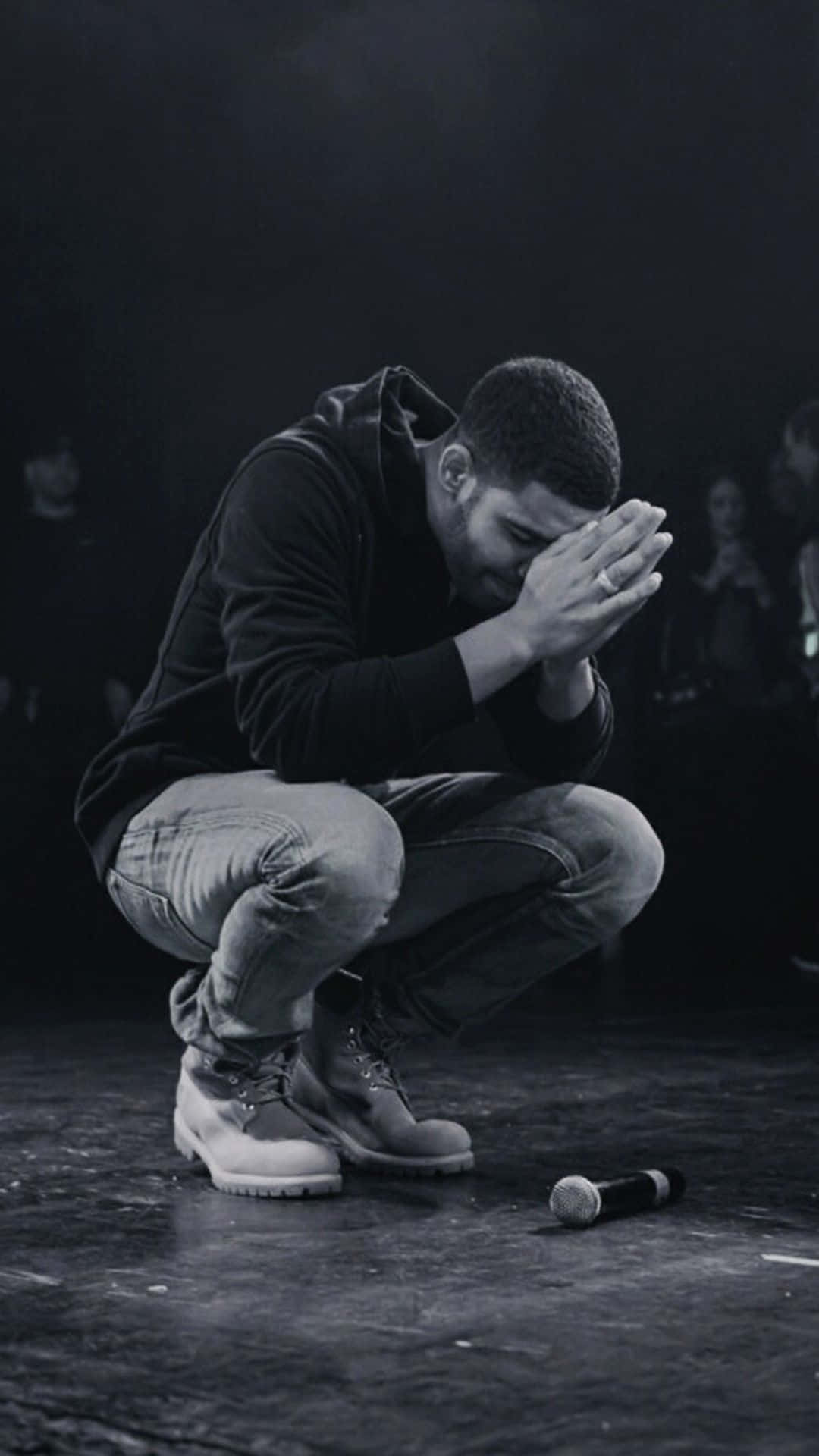 Aesthetic Drake Kneeling Wallpaper