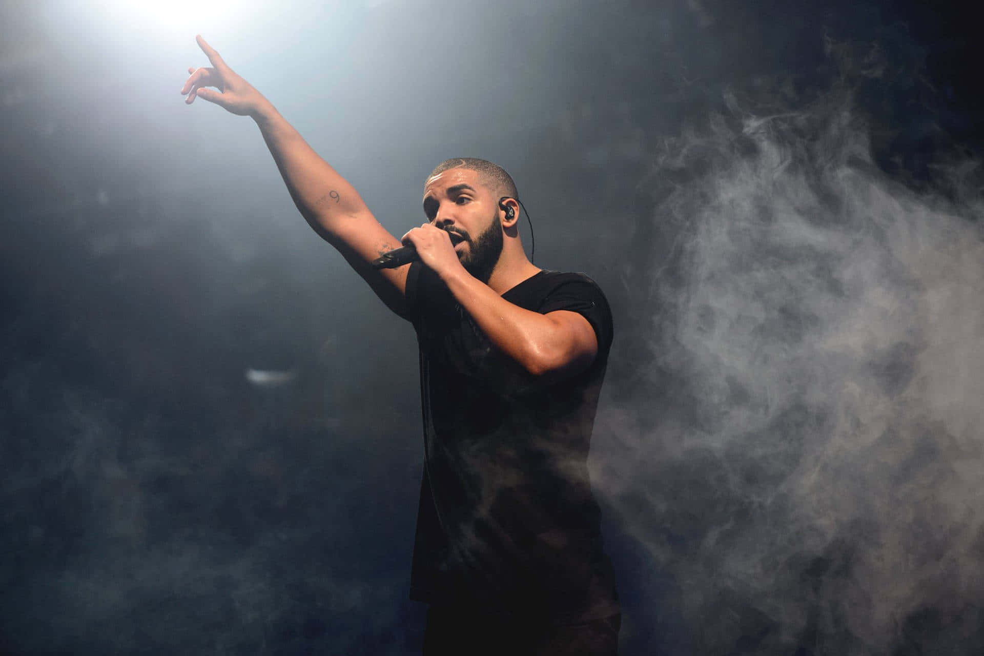 Canadian hip hop artist Drake delivers an inspiring aesthetic performance Wallpaper
