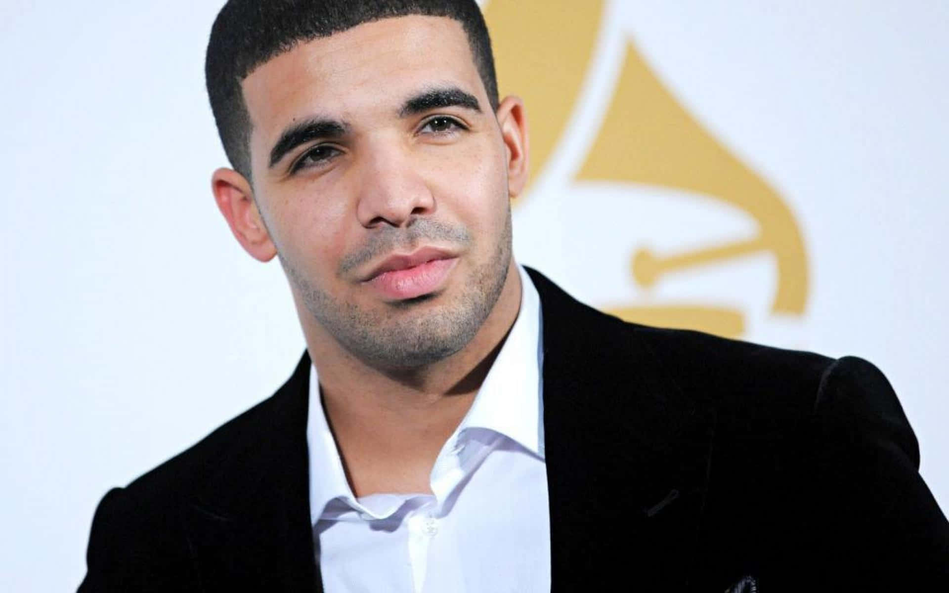 Drakeestá Posando Para Uma Foto No Grammy Awards. Papel de Parede