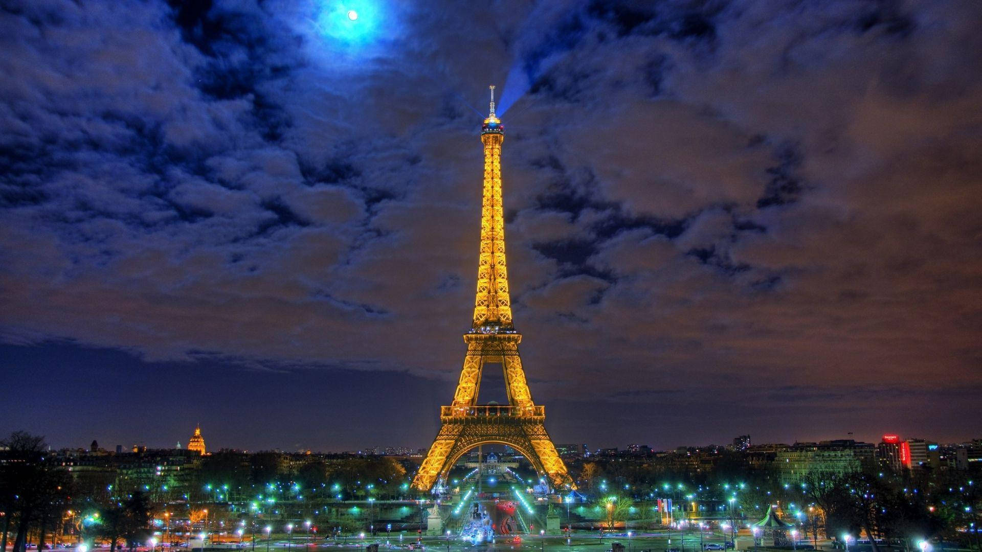 Visuellttilltalande Eiffeltornet På Natten. Wallpaper