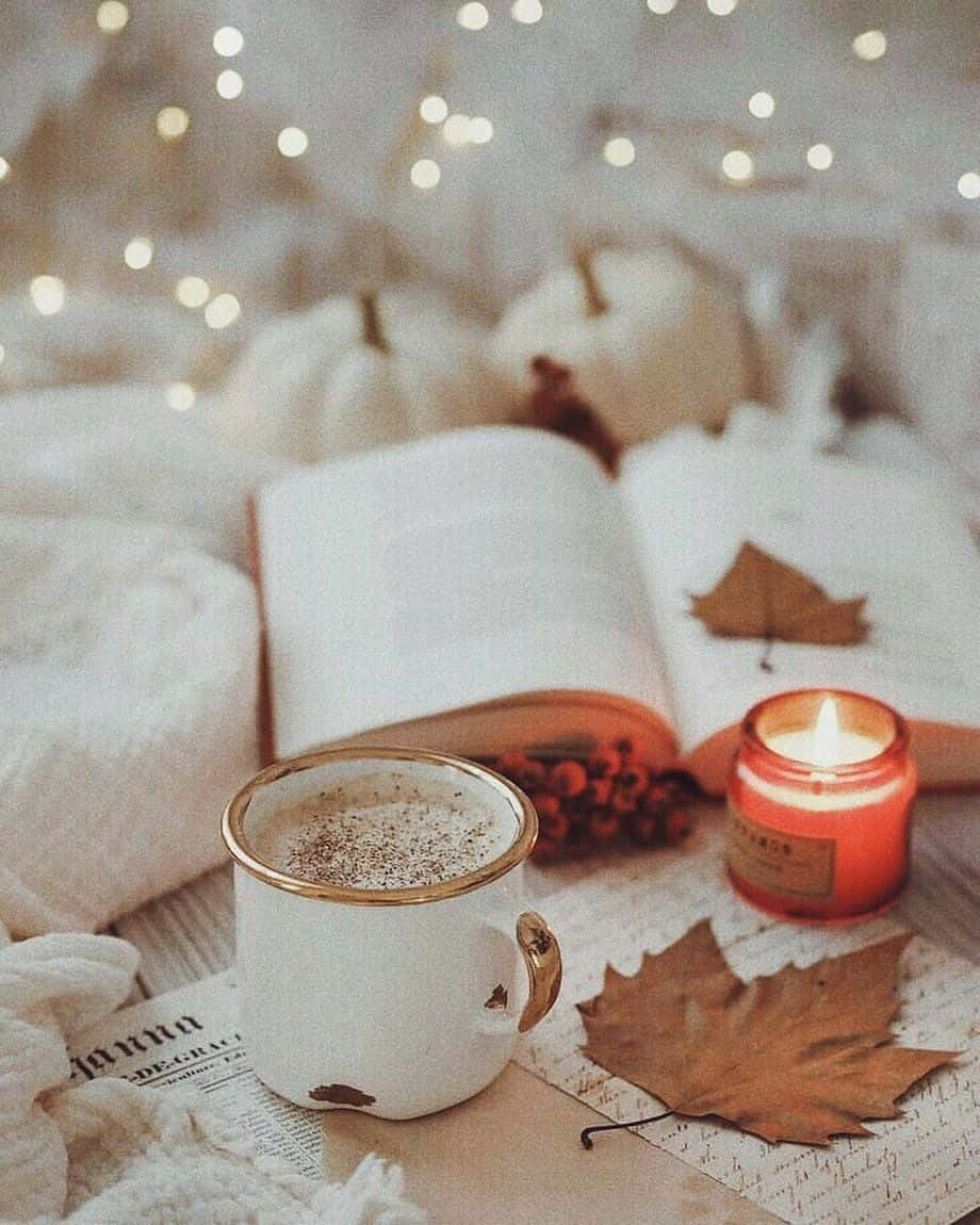 Einetasse Kaffee Und Ein Buch Auf Einem Bett.